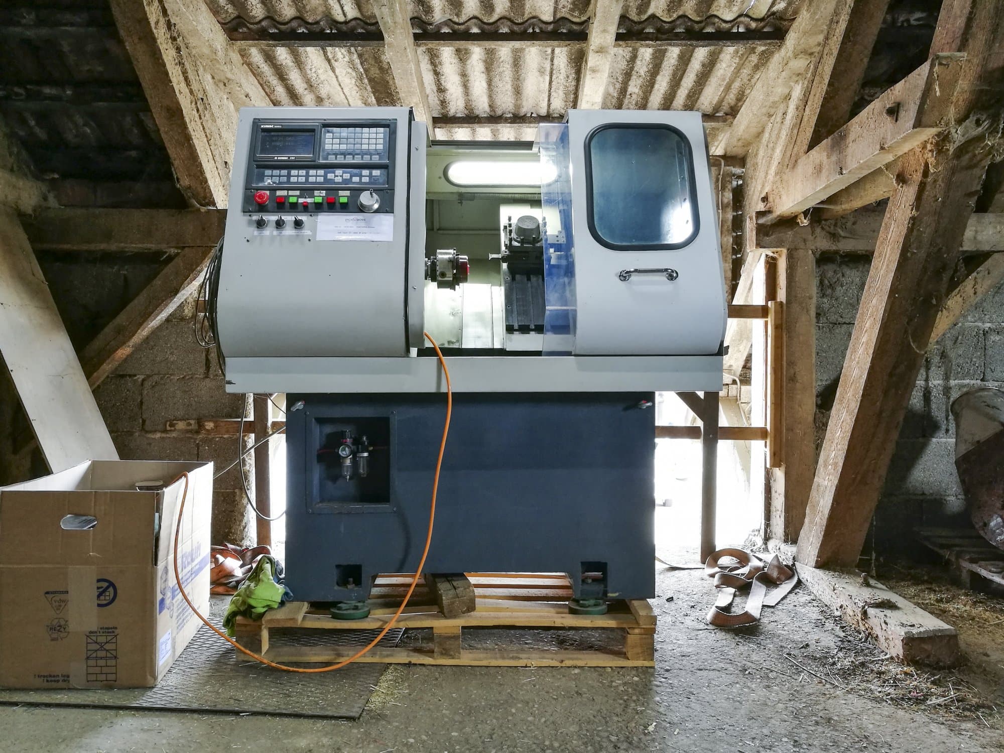 Vooraanzicht  van OZ-Seals Simploz6040 CNC machine