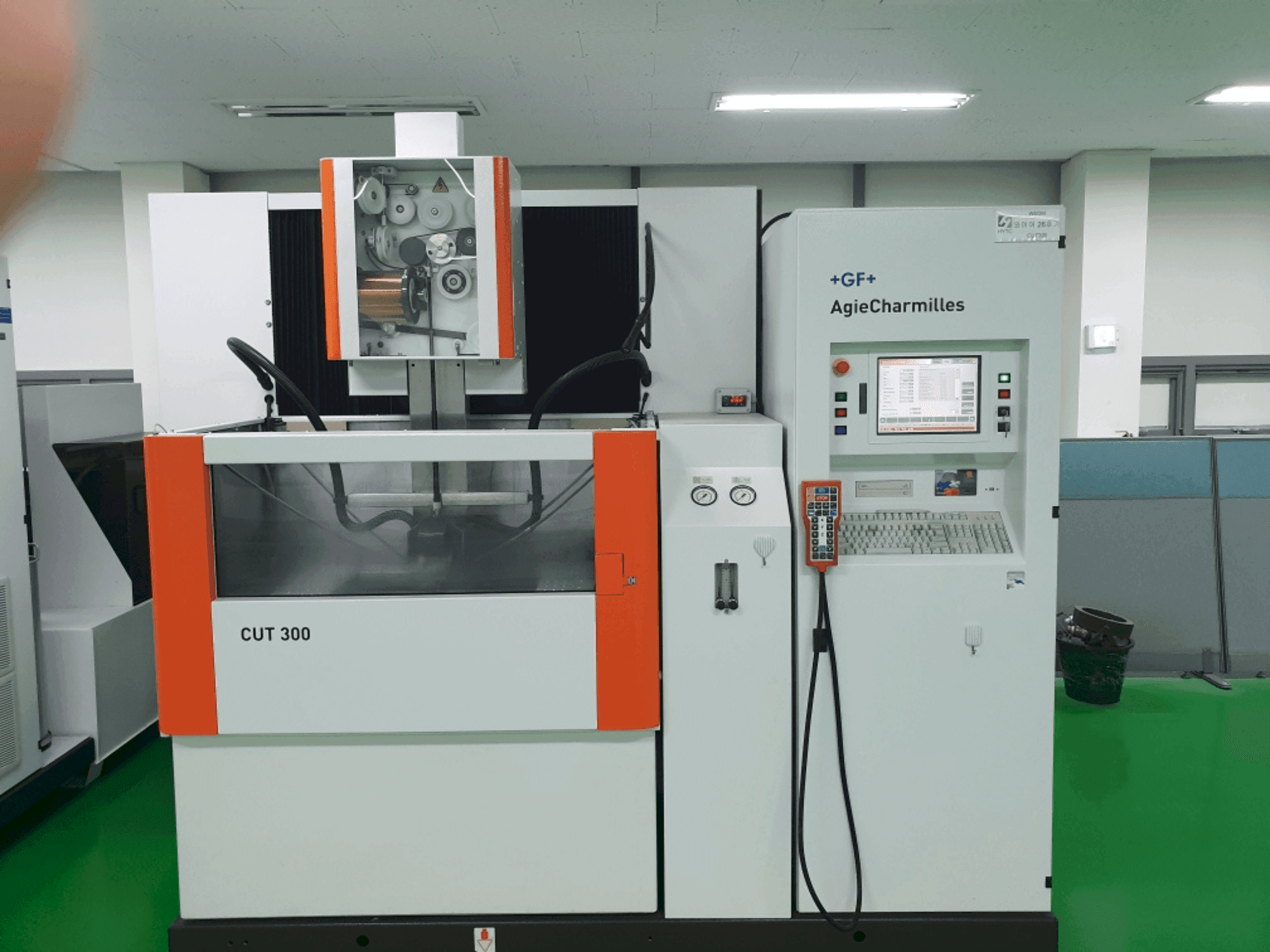 Vooraanzicht  van AGIE CUT 300  machine