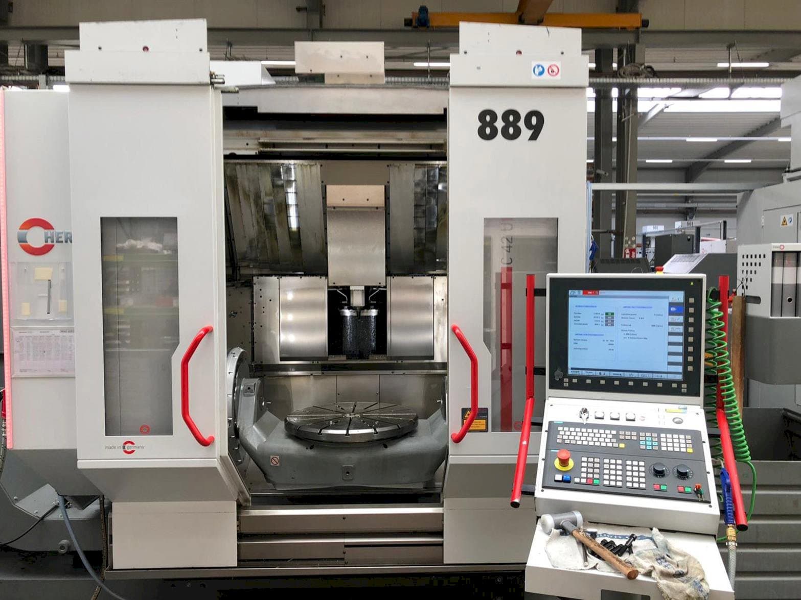 Vooraanzicht  van HERMLE C42U MT  machine