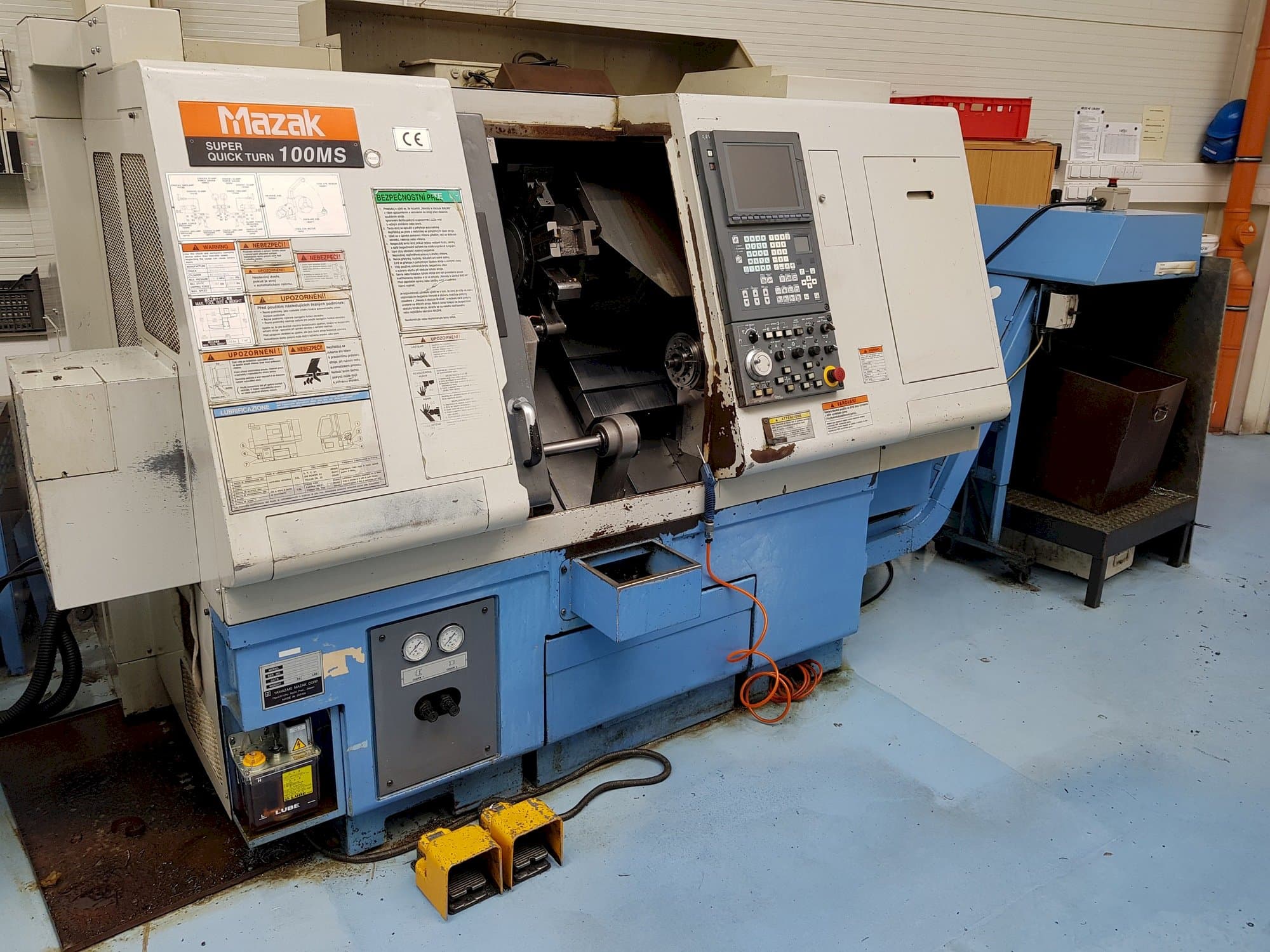 Vooraanzicht van Mazak STN-100MS machine