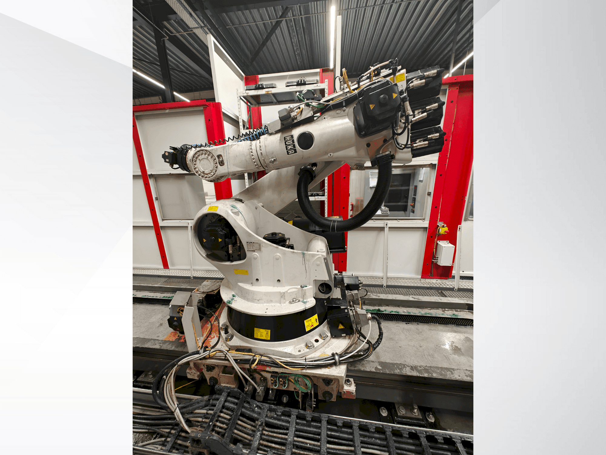 Vooraanzicht  van KUKA KR 270-2  machine