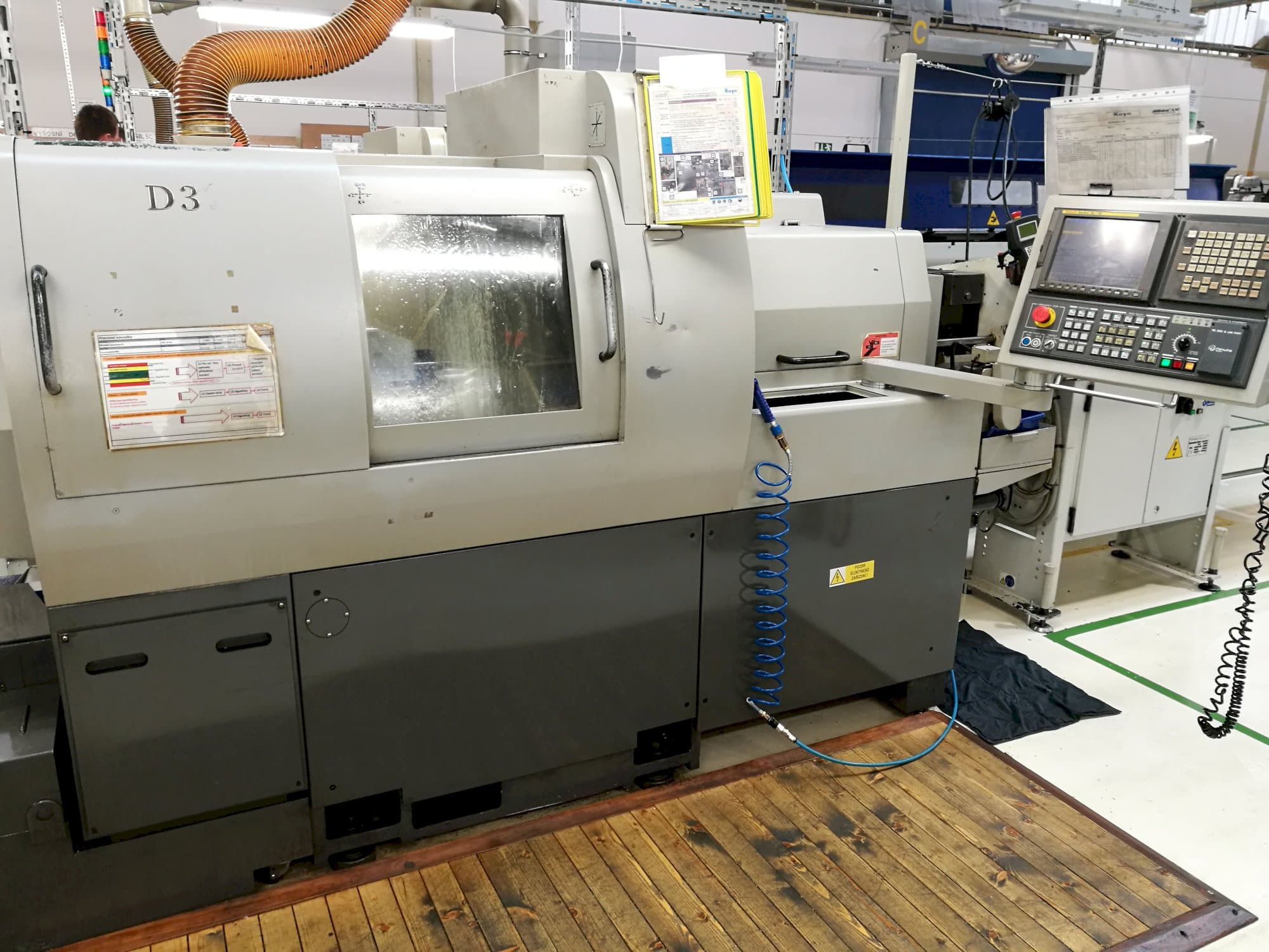 Vooraanzicht  van Hanwha XD 38 N machine