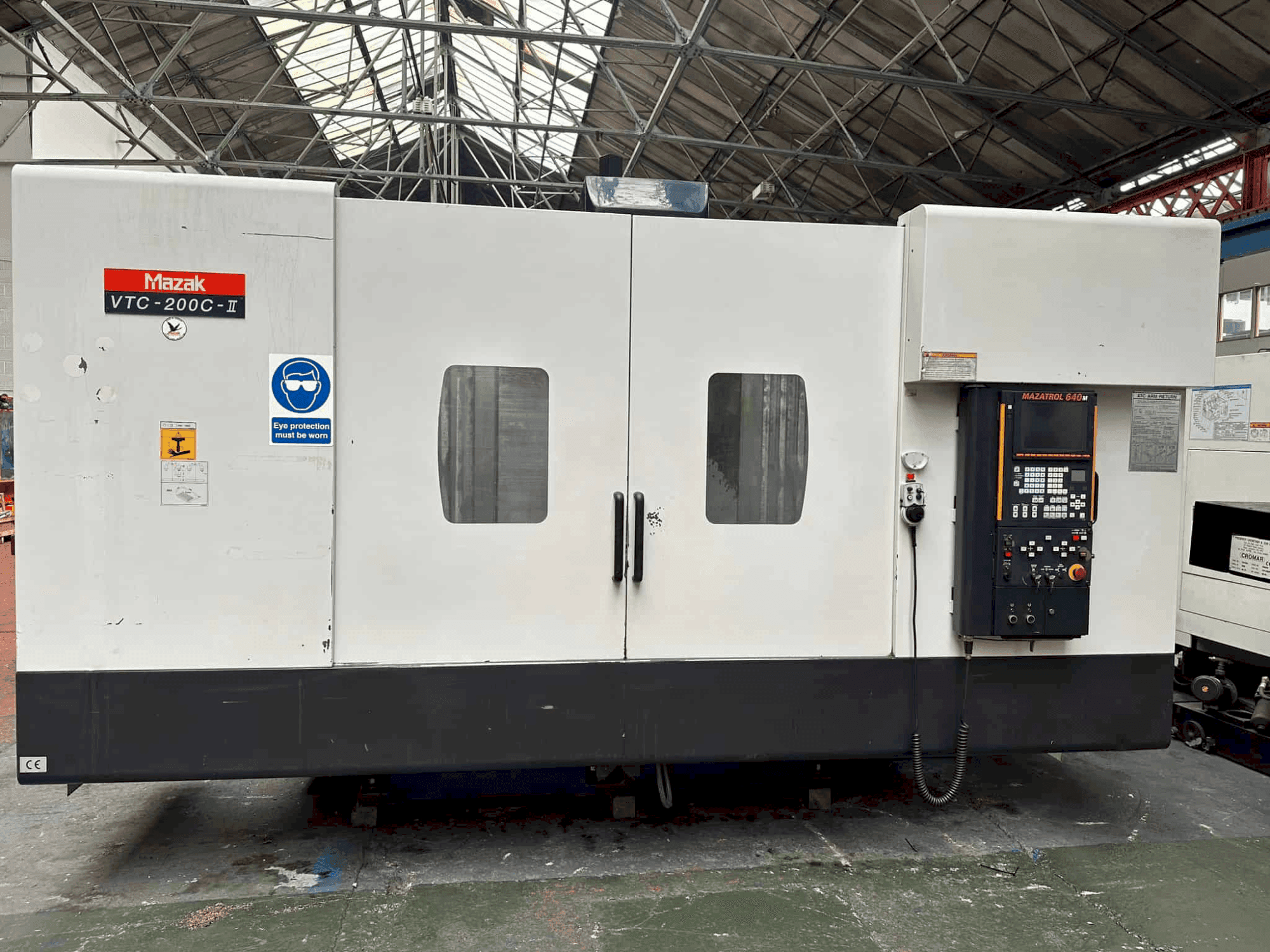 Vooraanzicht  van Mazak VTC - 200C  machine