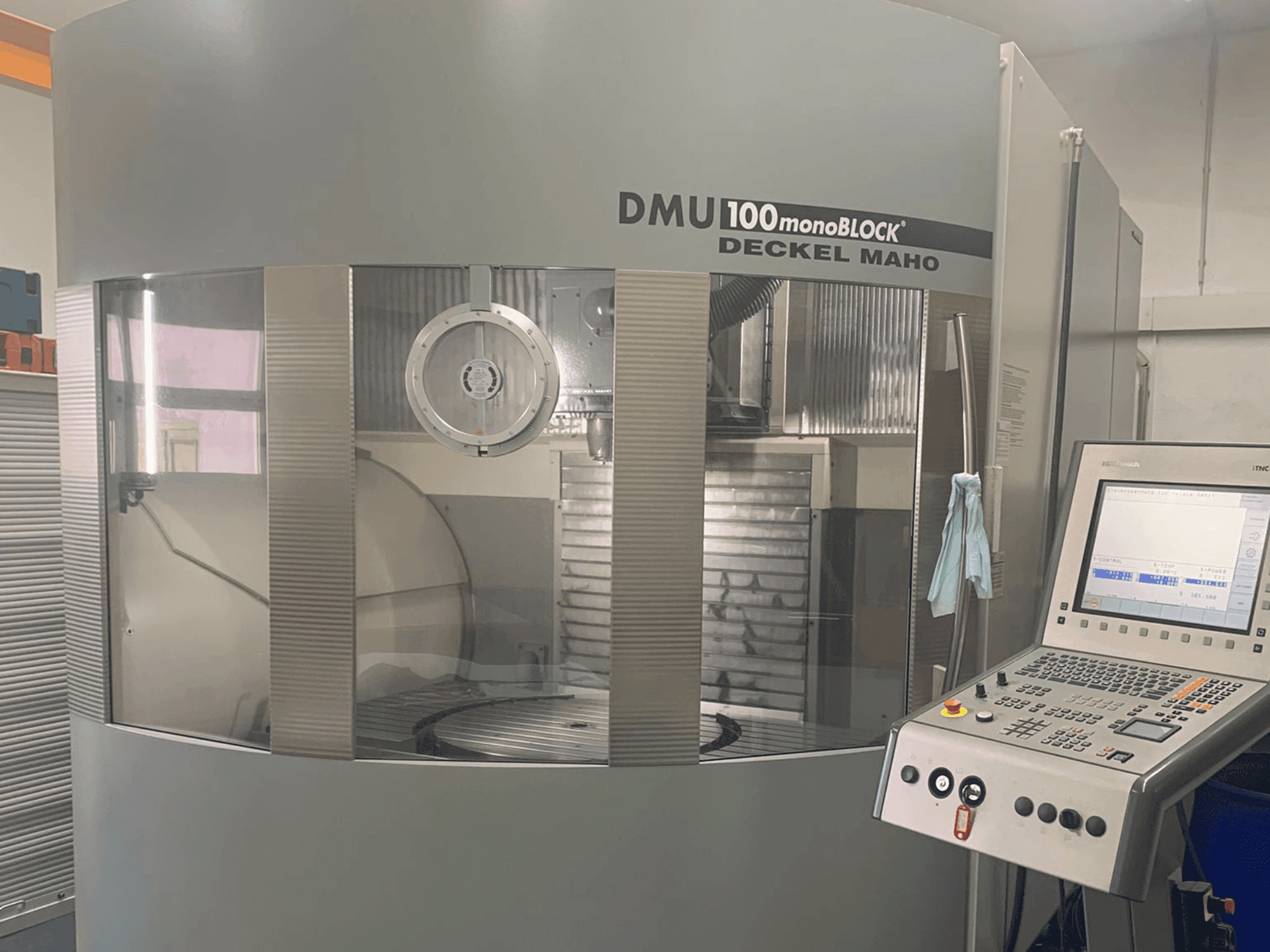 Vooraanzicht  van DMG DECKEL MAHO 100T Monoblock  machine