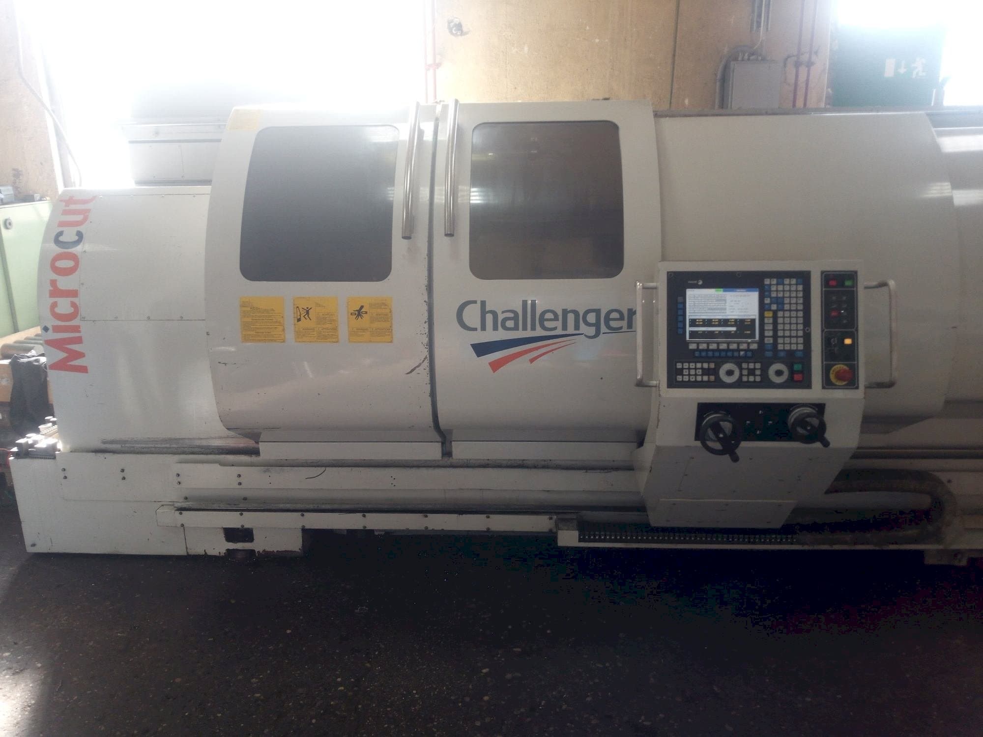 Vooraanzicht  van MICROCUT BNC 2280  machine