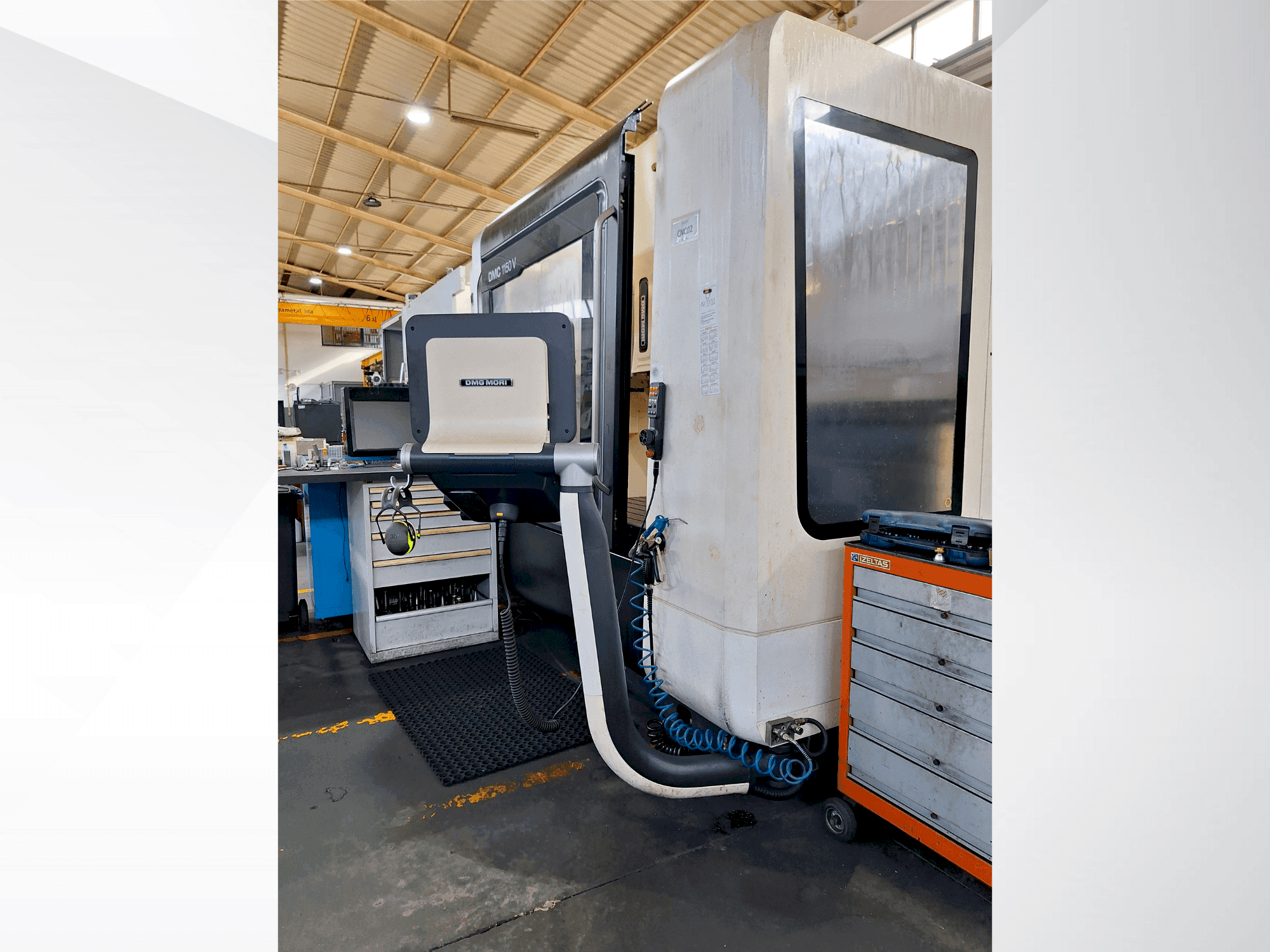 Vooraanzicht  van DMG MORI DMC 1150 V  machine