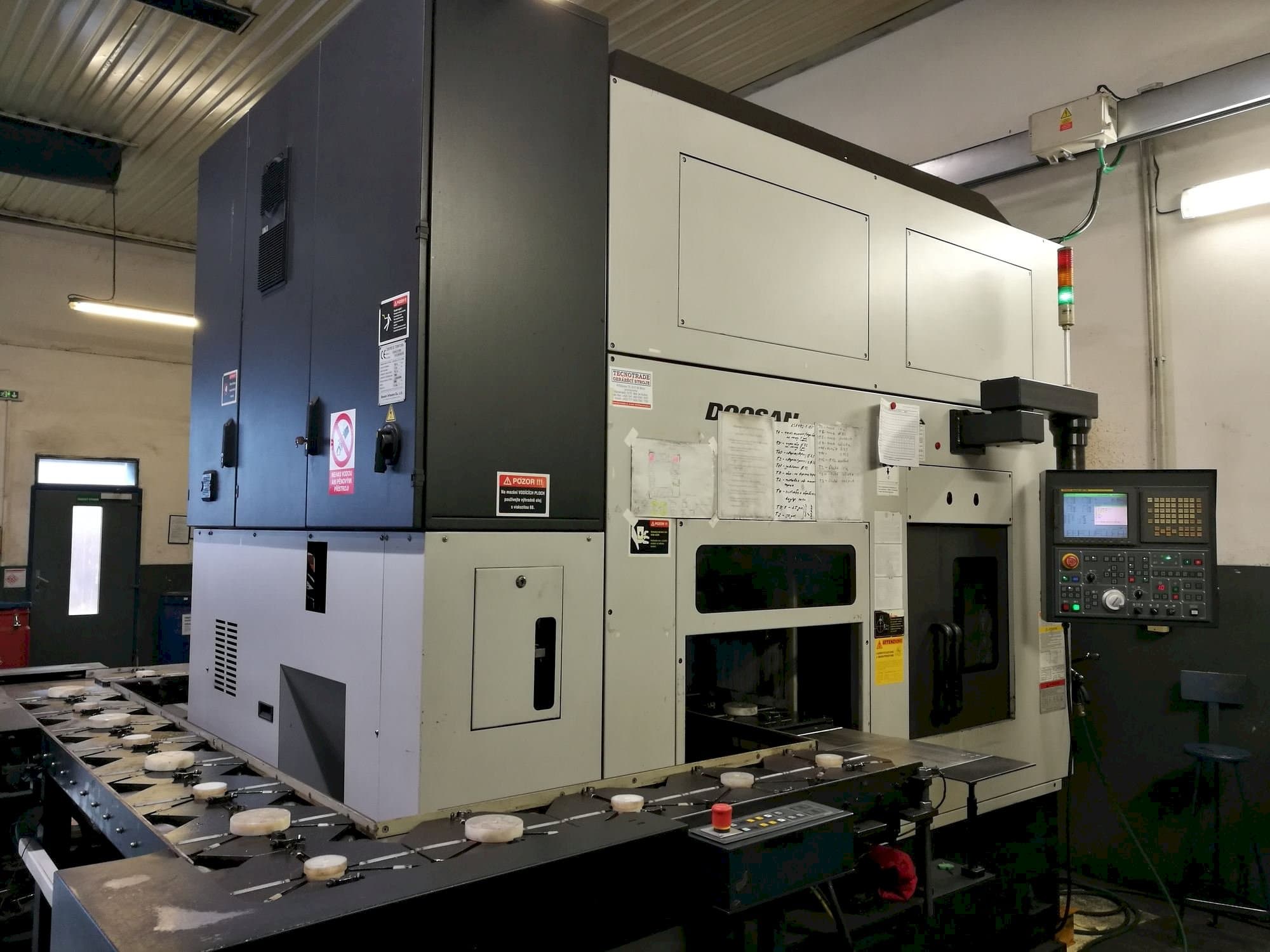 Vooraanzicht  van Doosan Puma Inverturn 3000M  machine