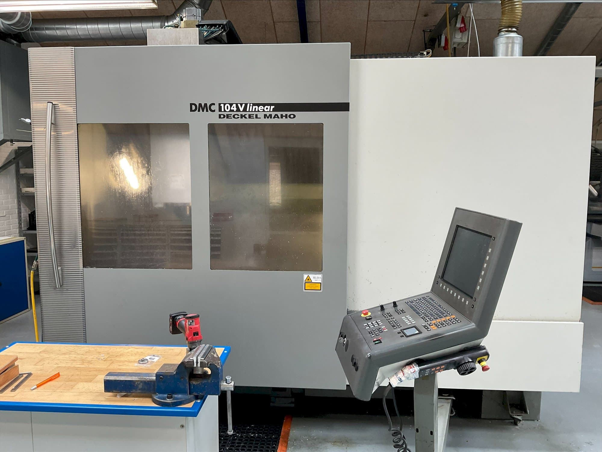 Vooraanzicht  van DMG MORI DMC 104V linear  machine