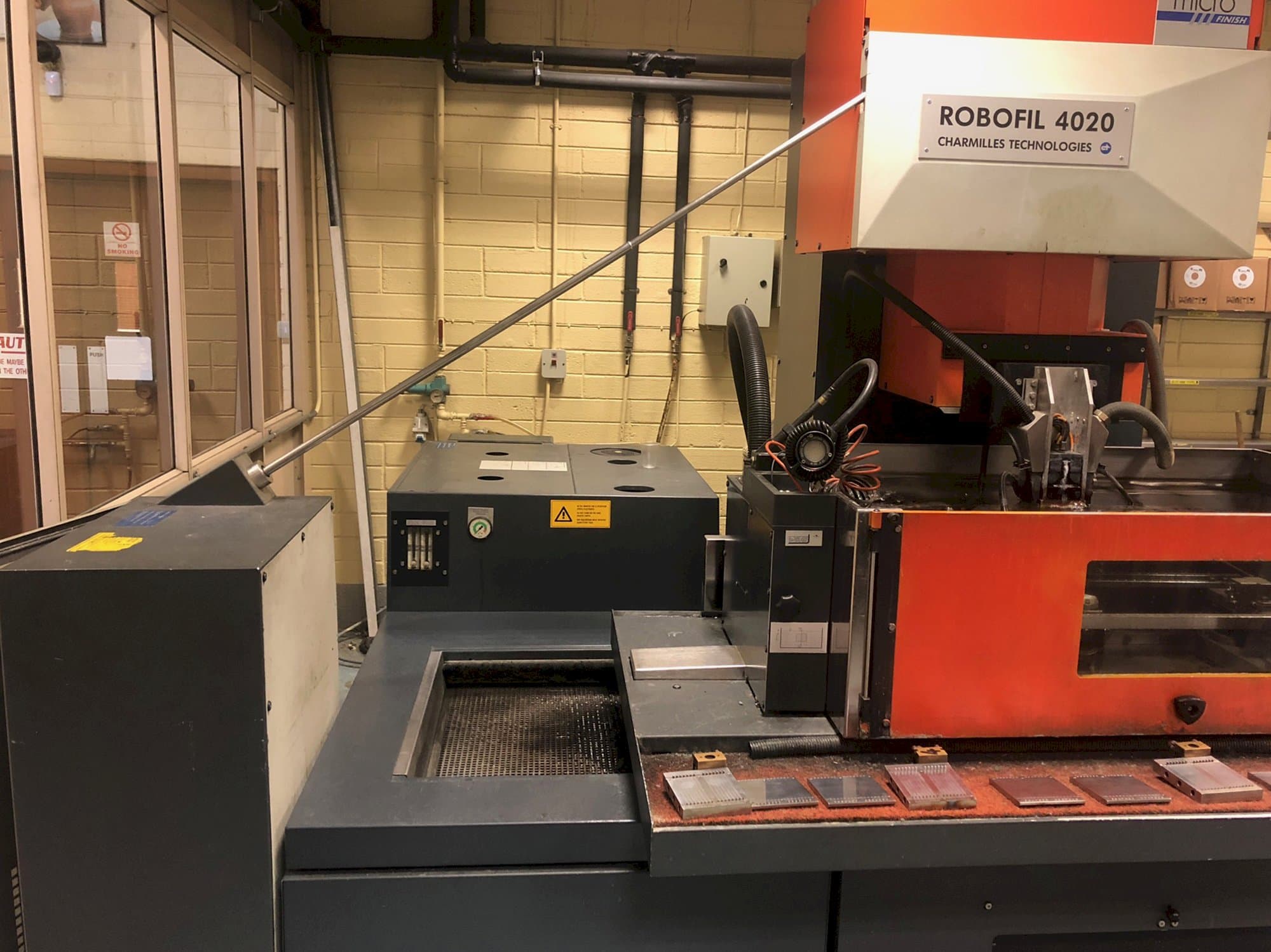 Vooraanzicht  van CHARMILLES ROBOFIL 4020 machine