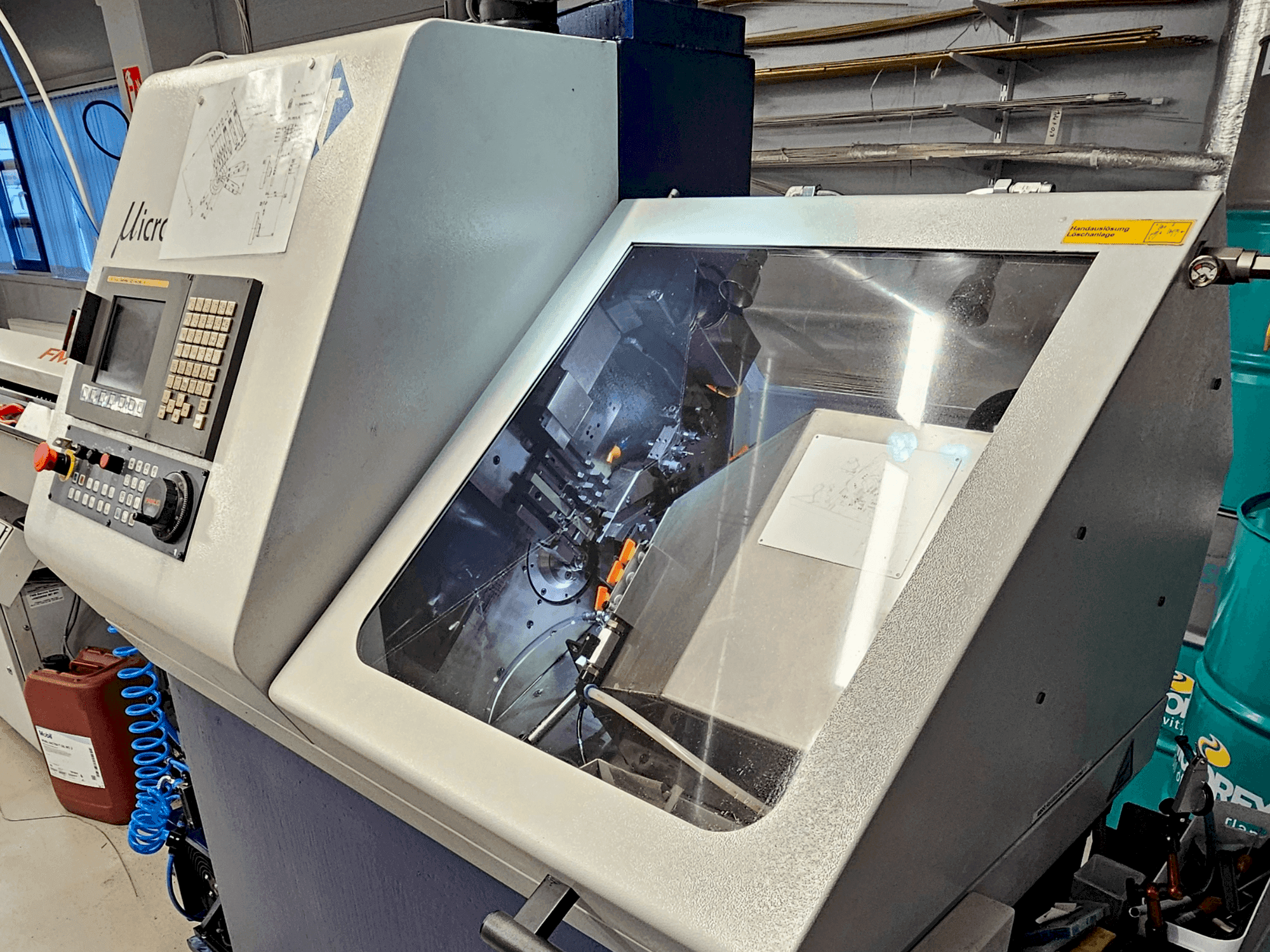 Vooraanzicht  van TORNOS Micro 8  machine