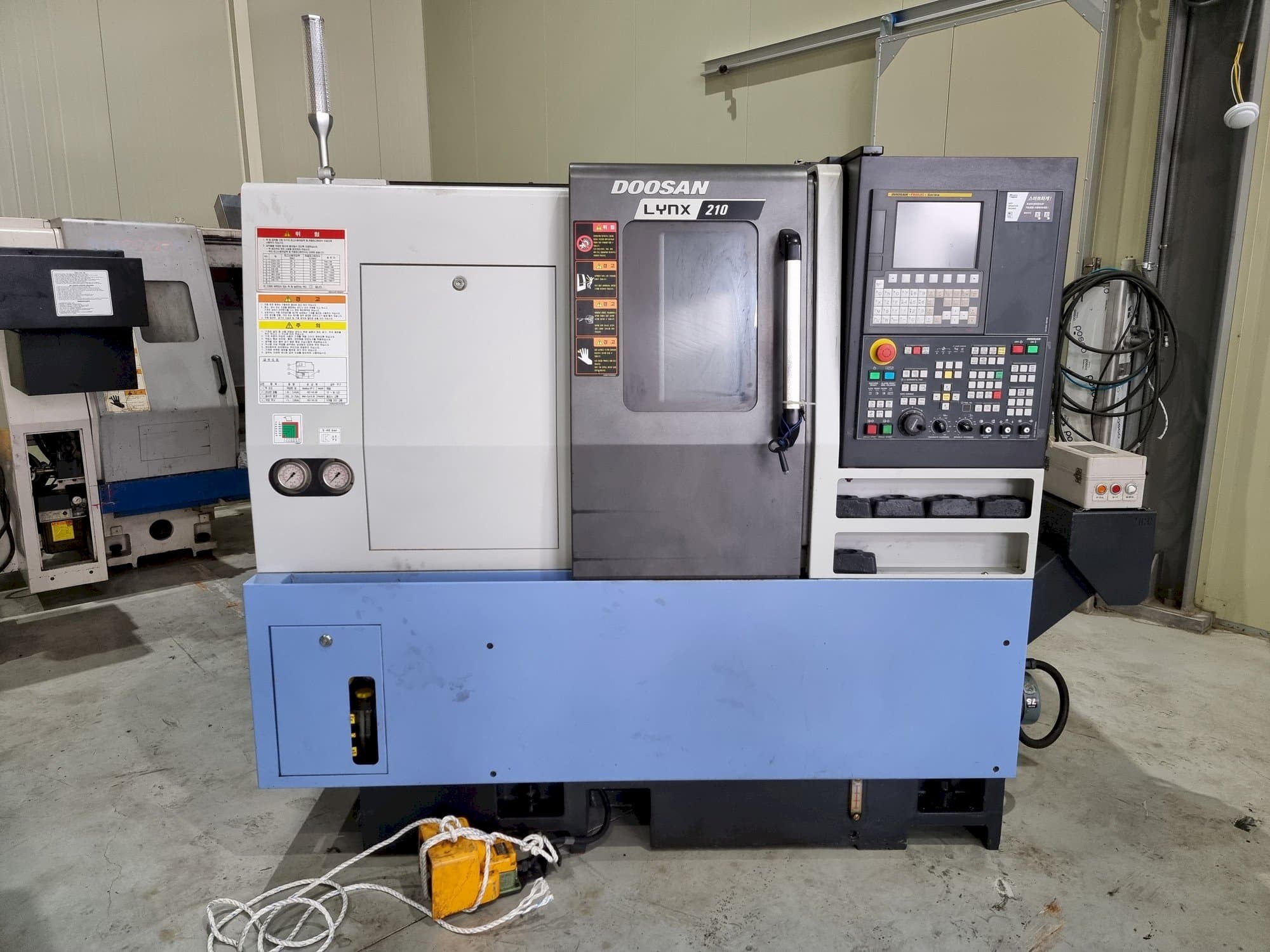 Vooraanzicht  van Doosan LYNX 210  machine