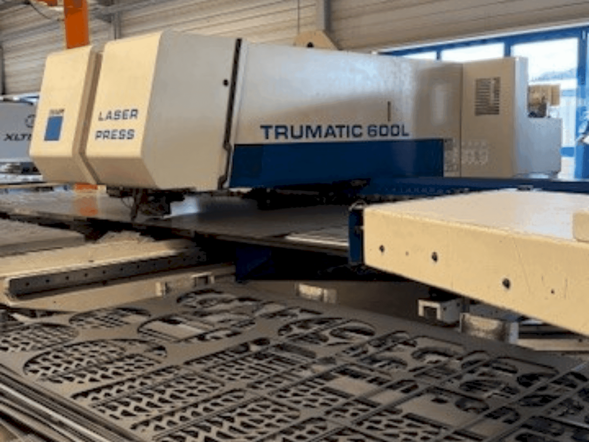 Vooraanzicht  van TRUMPF Trumatic 600L  machine
