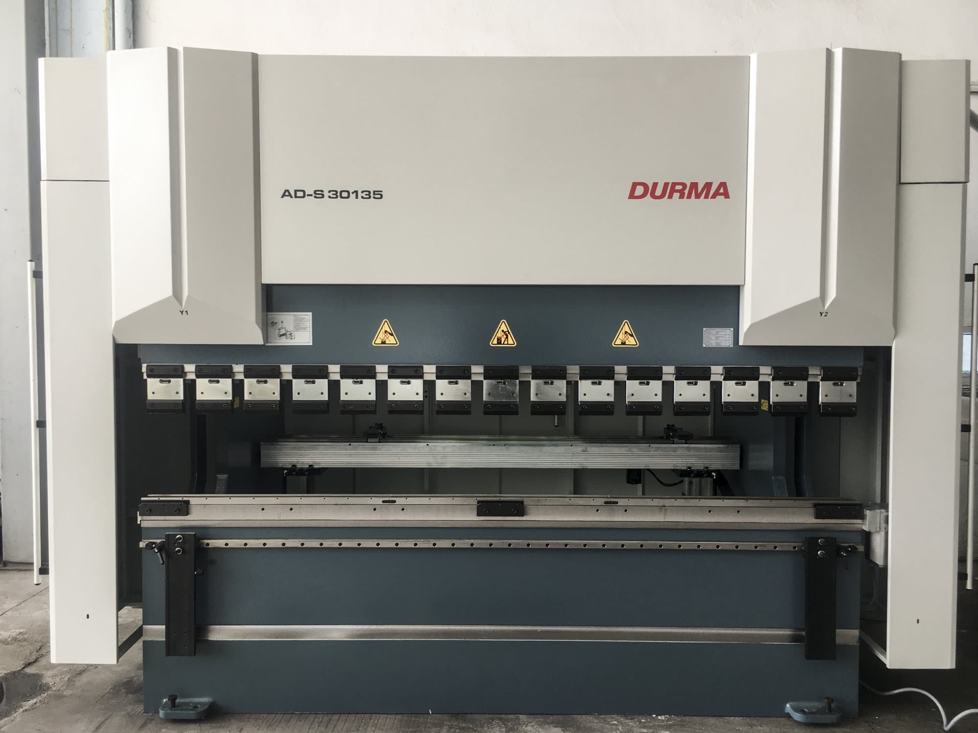 Vooraanzicht  van Durma AD-S 30135 machine