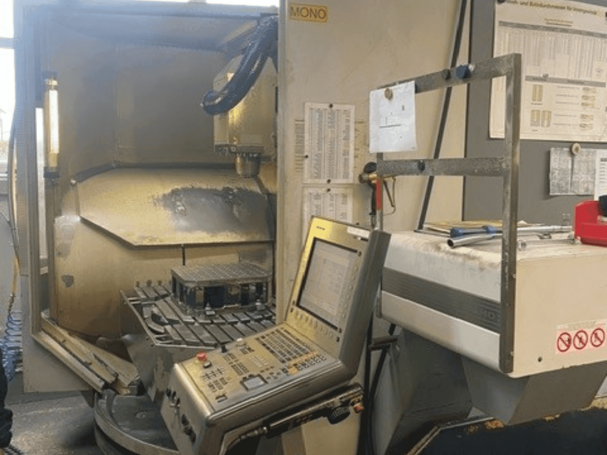 Vooraanzicht  van DECKEL MAHO DMU 80 monoBLOCK simultan  machine