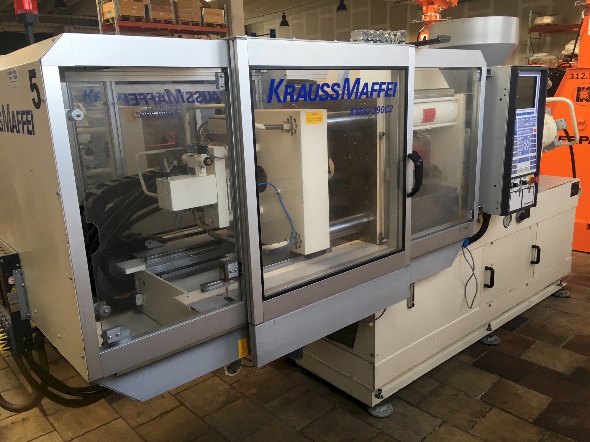 Vooraanzicht  van Krauss Maffei 80/390 C2  machine