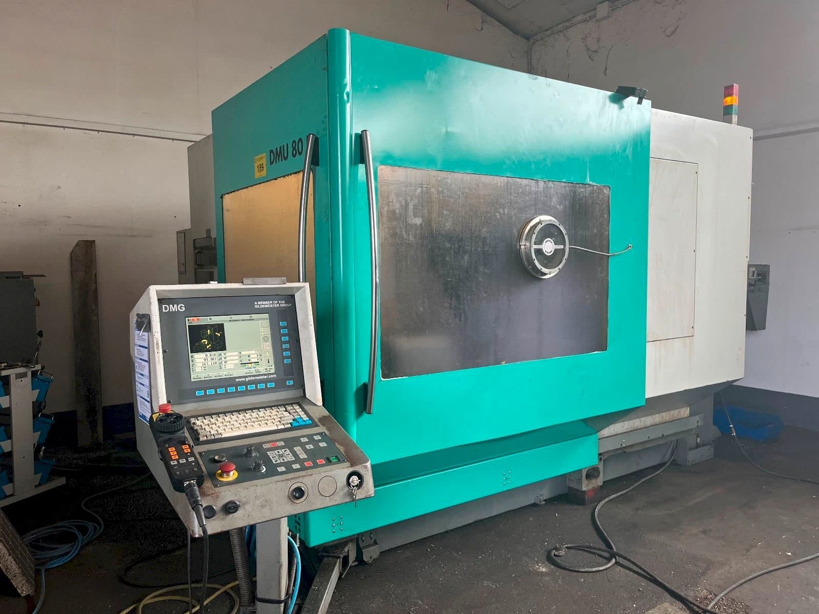 Vooraanzicht  van DMG Deckel Maho DMU 80 P  machine