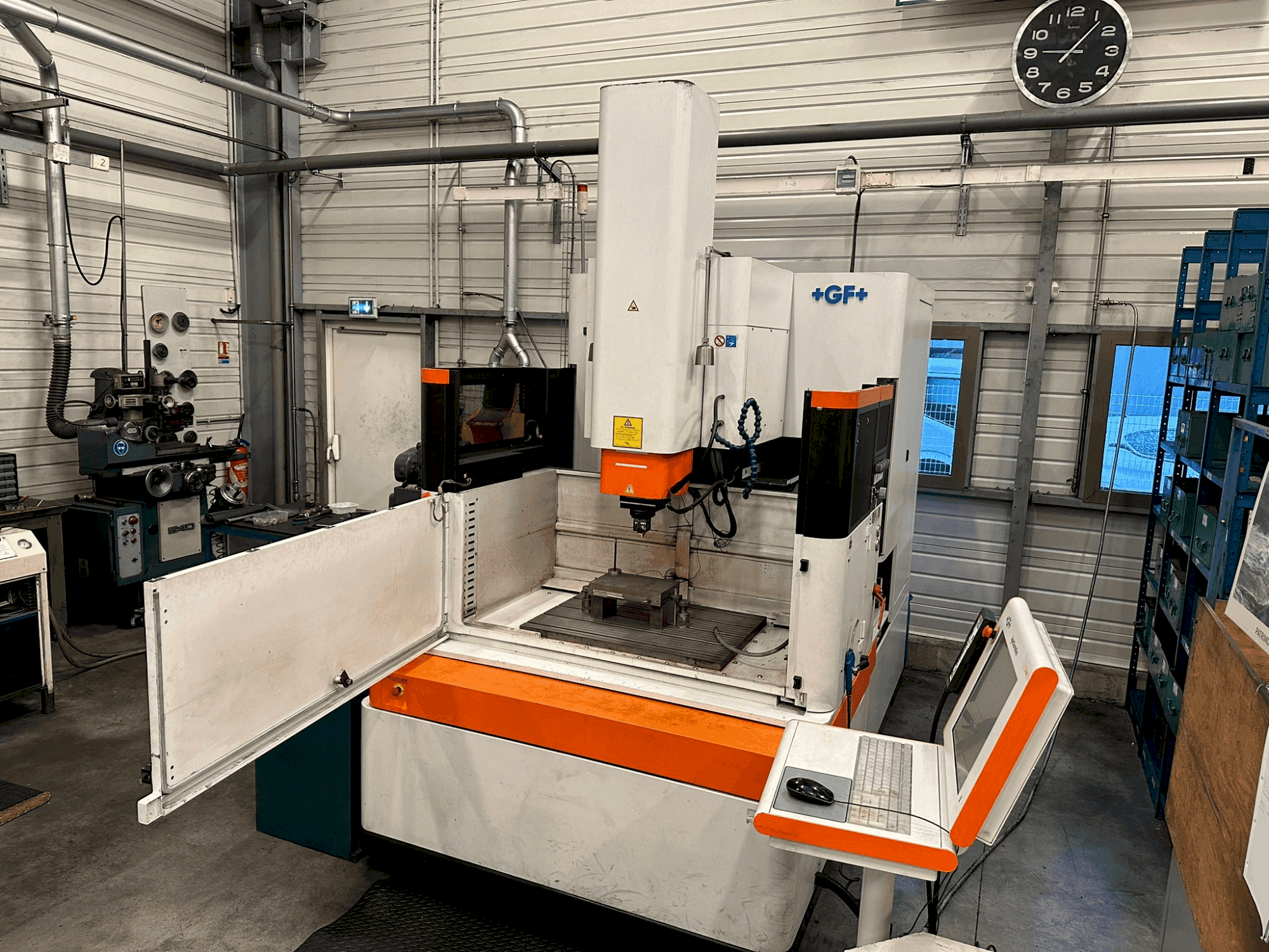 Vooraanzicht  van AgieCharmilles FORM 30  machine