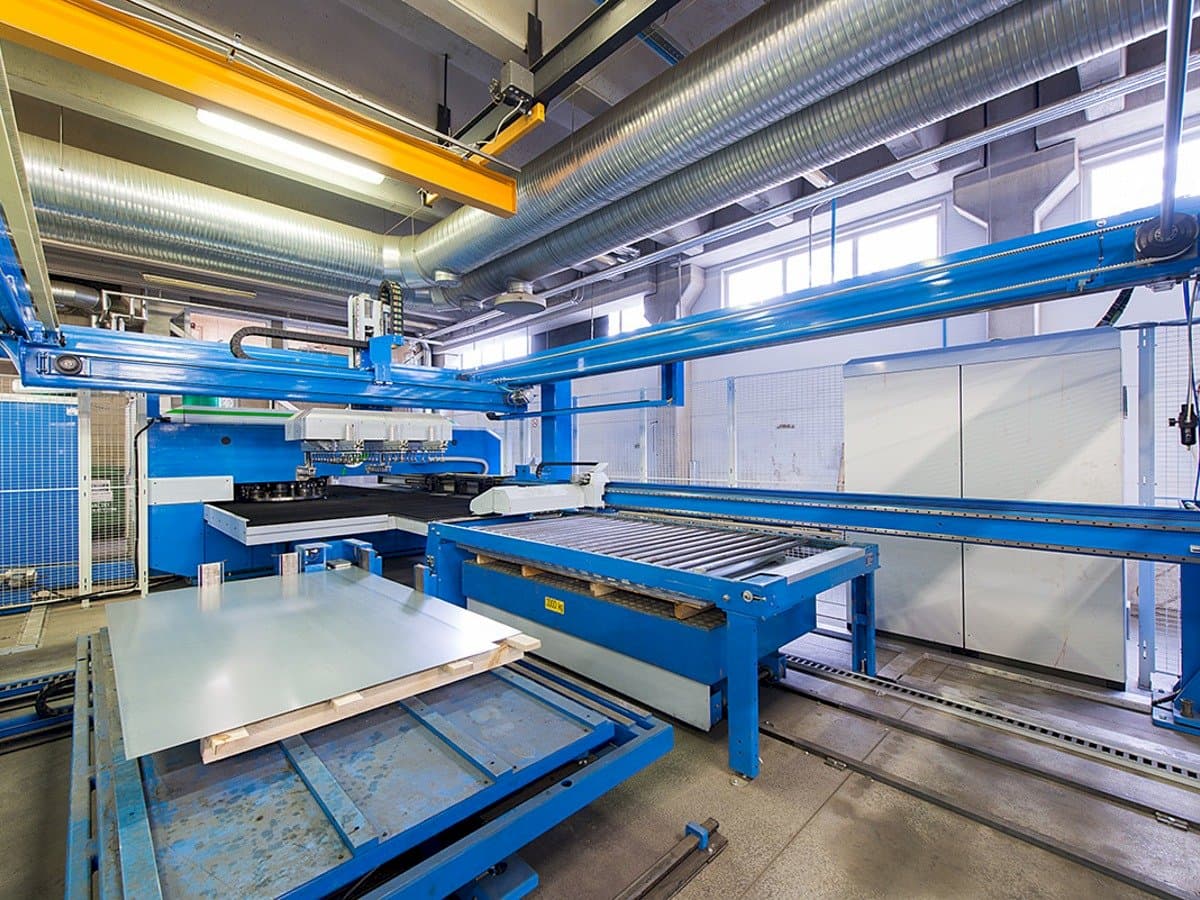 Linkerzijdeaanzicht  van Finn-Power E 5 Lui  machine