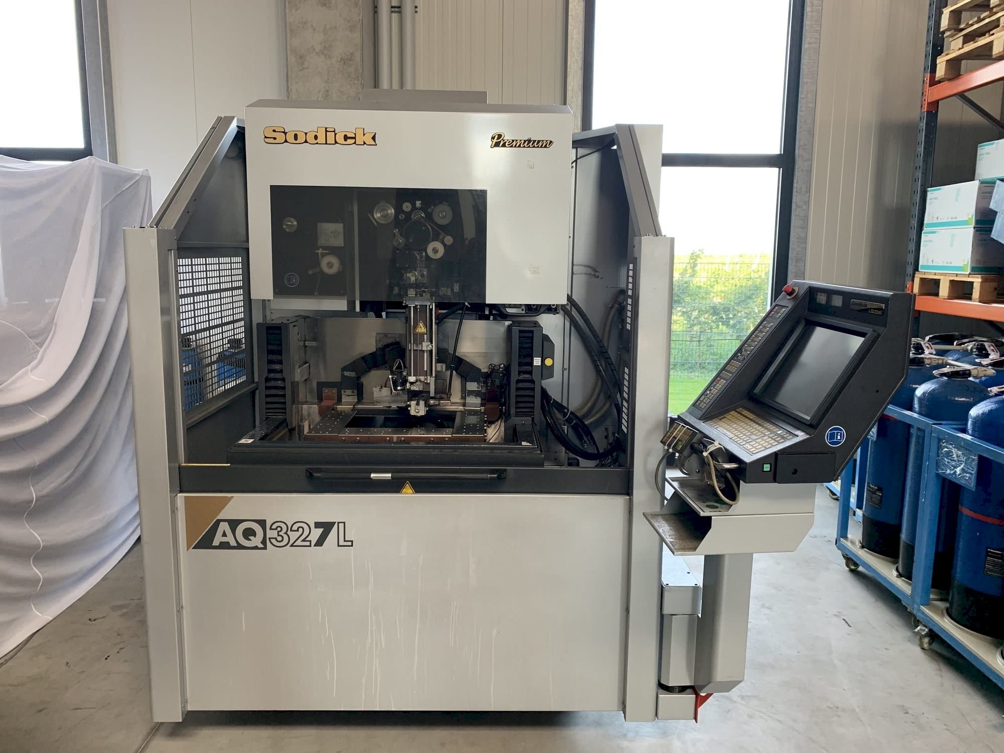 Vooraanzicht  van Sodick AQ327L  machine