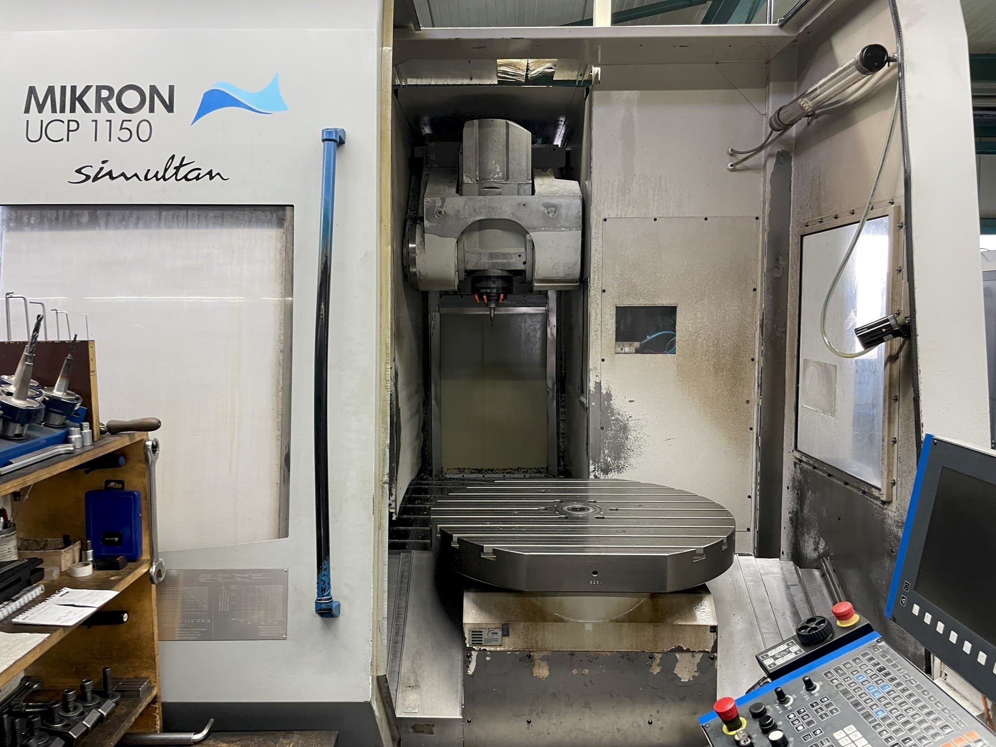 Vooraanzicht  van MIKRON UCP 1150 SIMULTAN  machine