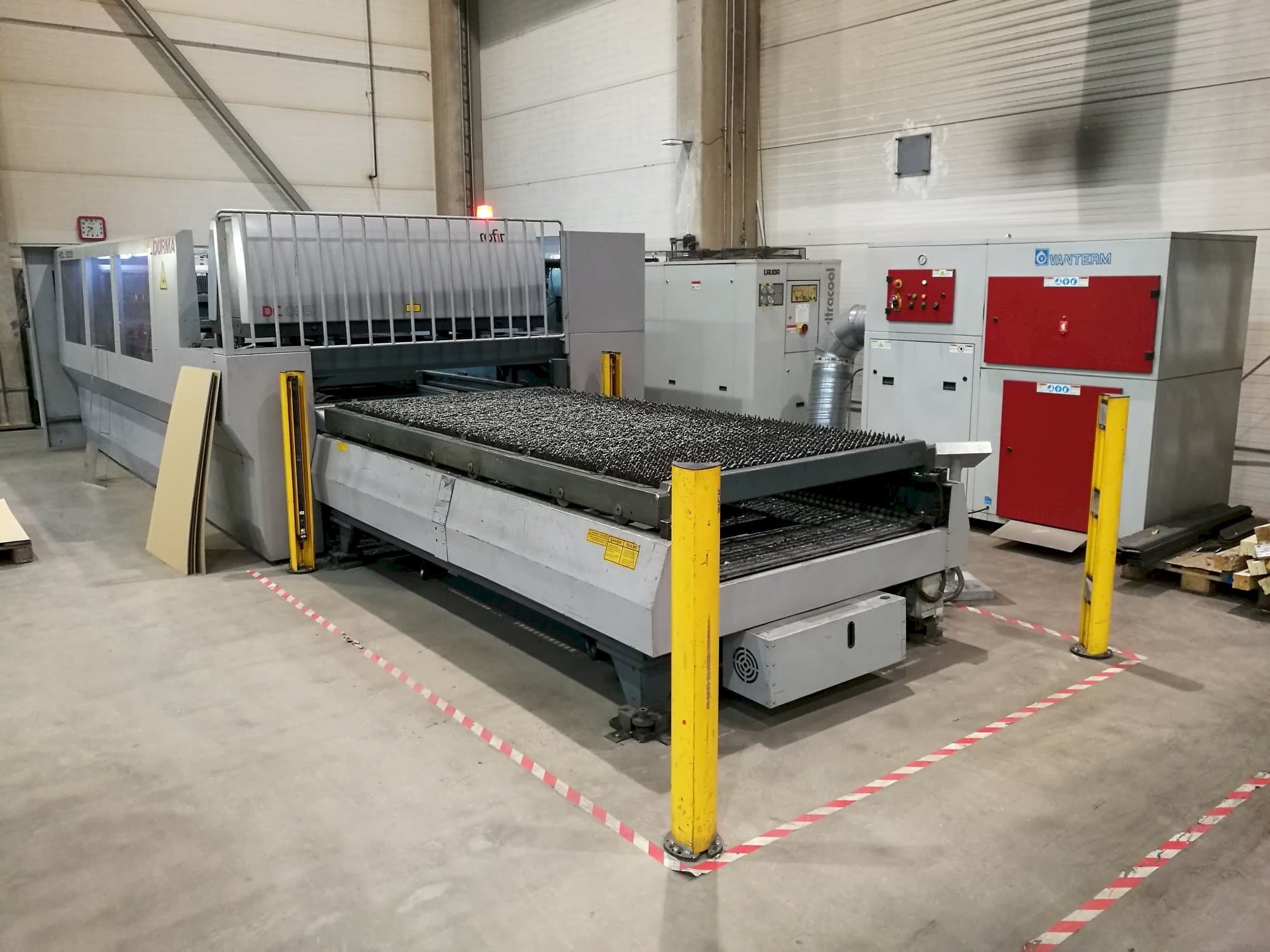 Linkerzijdeaanzicht  van Durma HDL 3015  machine