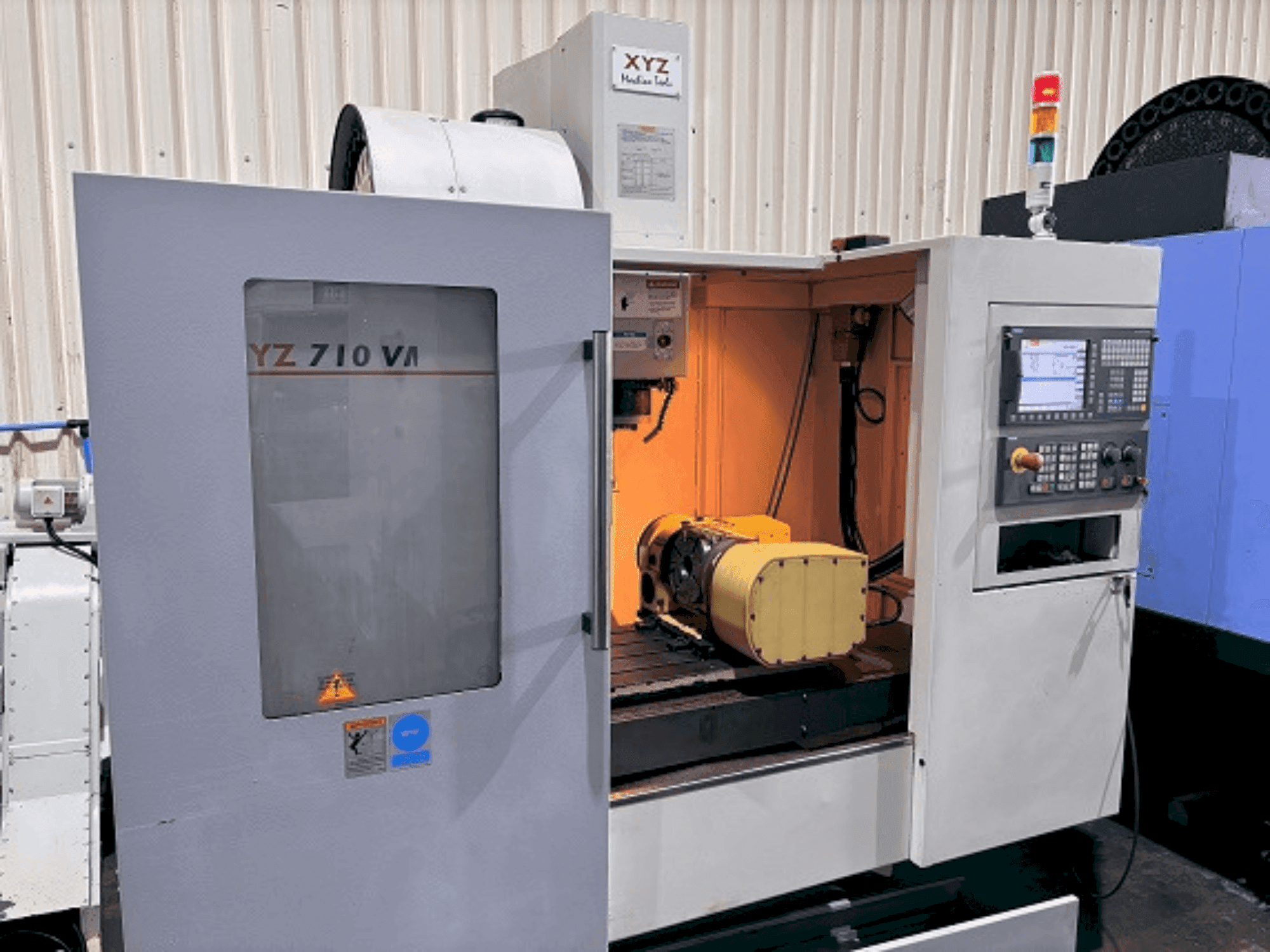 Vooraanzicht  van XYZ 710 VMC  machine