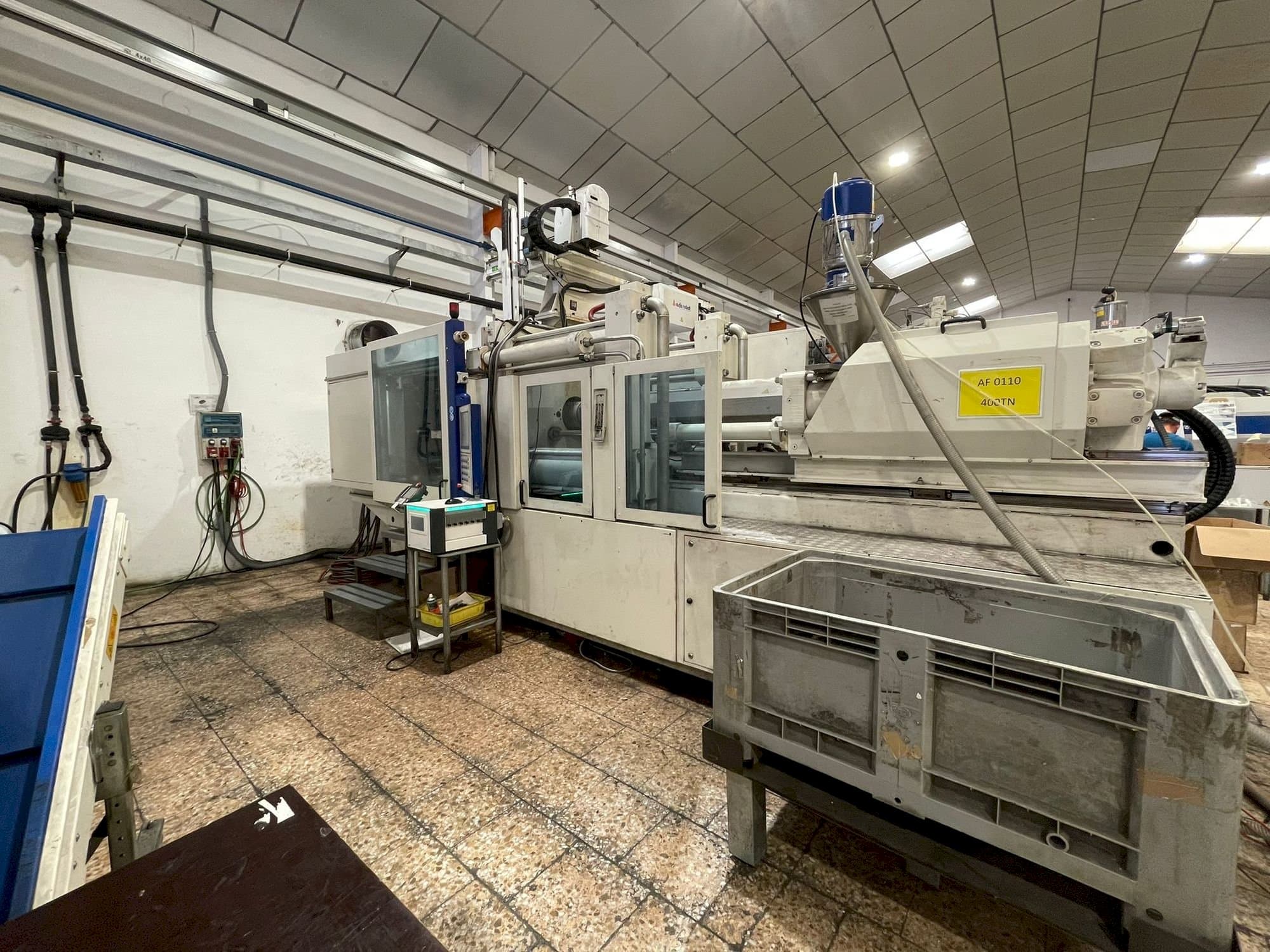 Rechts zijaanzicht  van Battenfeld HM 400/5100  machine