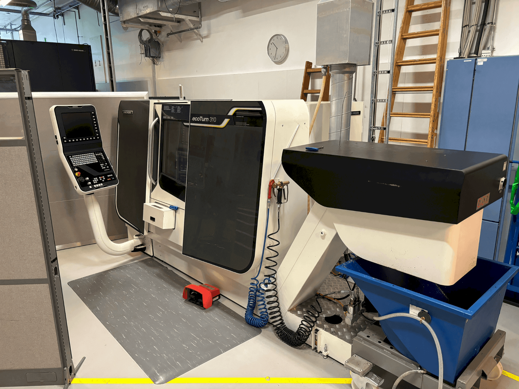 Vooraanzicht  van DMG MORI ECOTURN 310 V3  machine