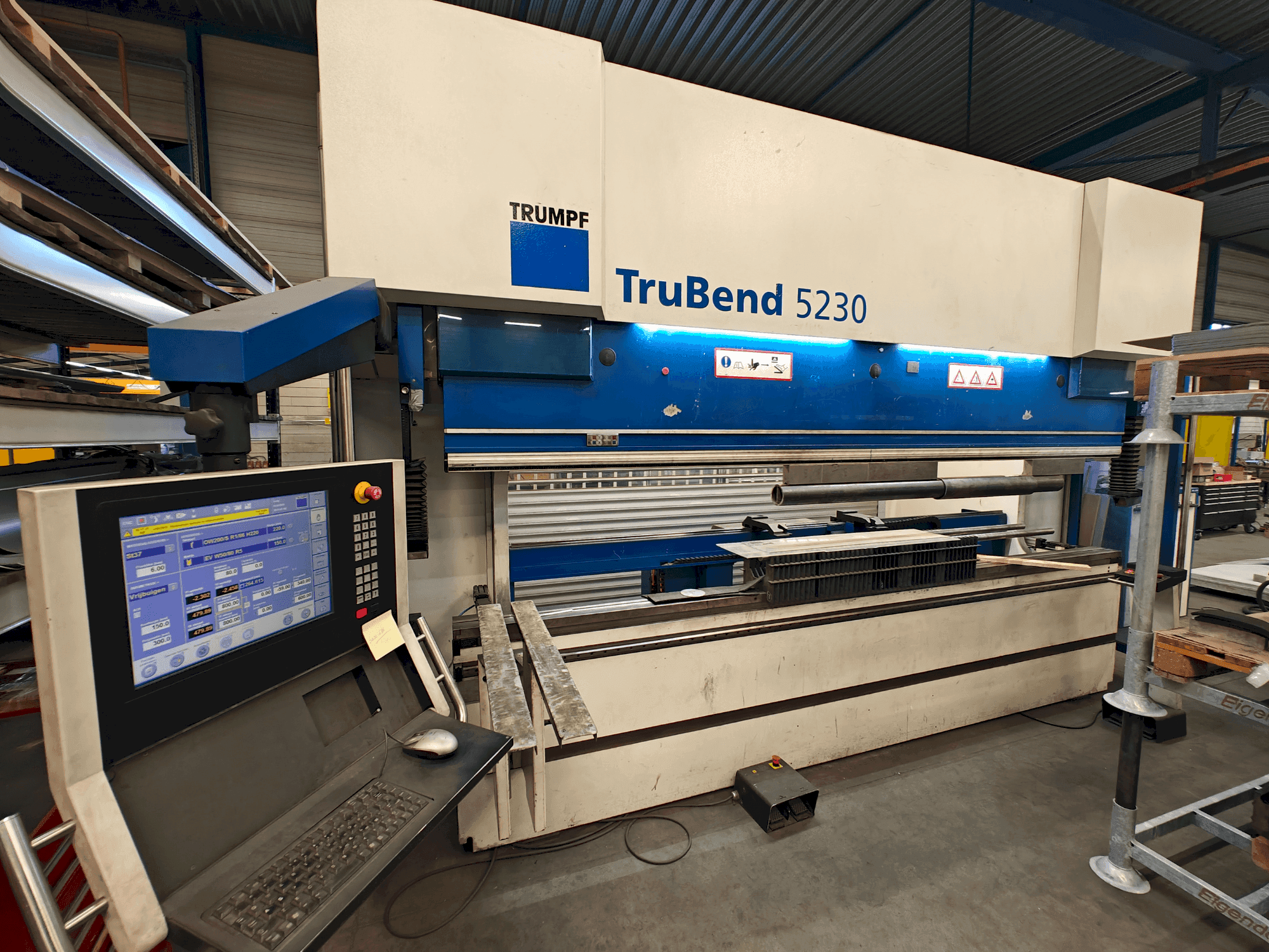 Vooraanzicht  van TRUMPF TruBend 5230  machine