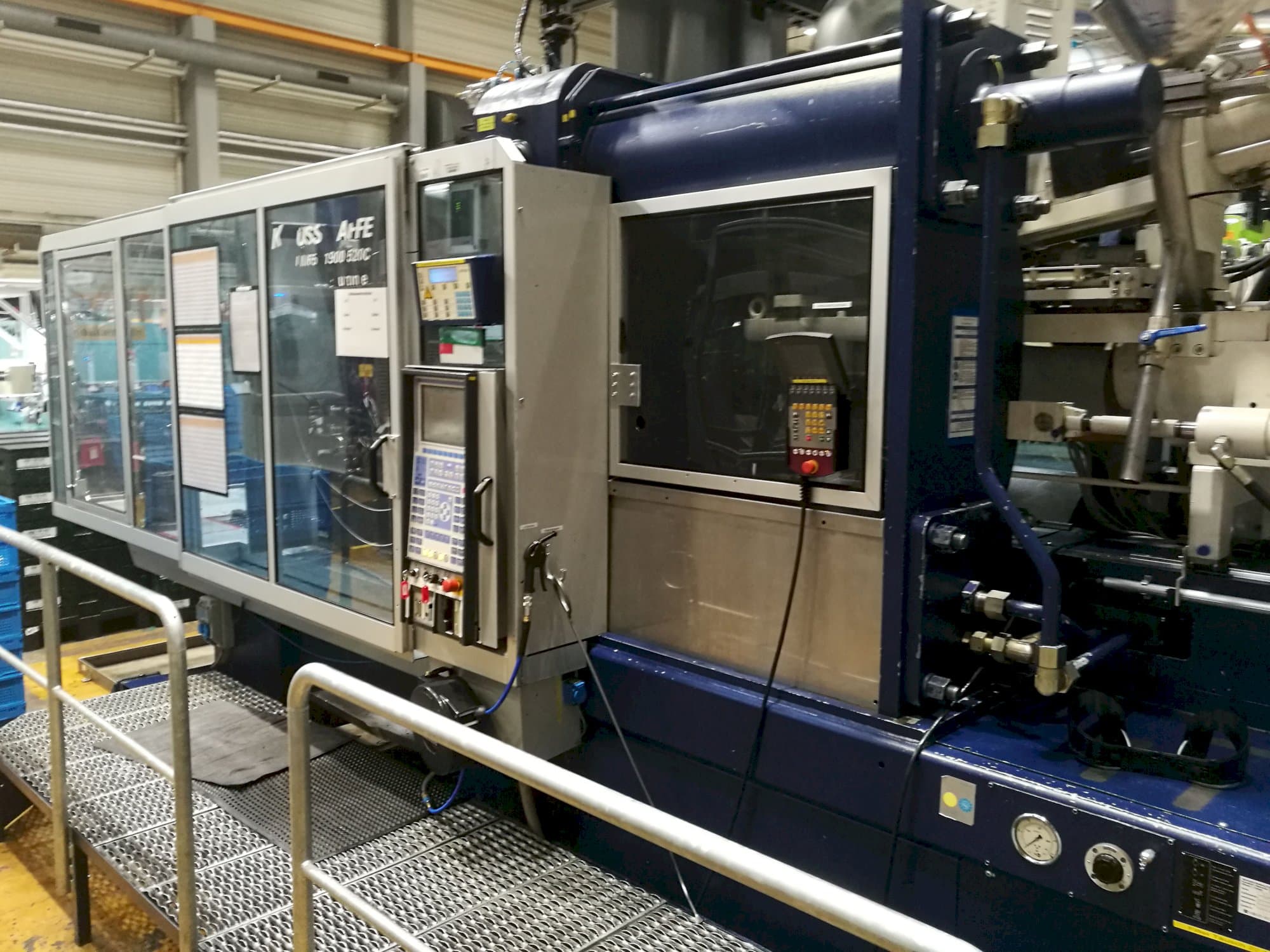 Recht aanzicht  van Krauss Maffei 650-1900-520 CZ machine