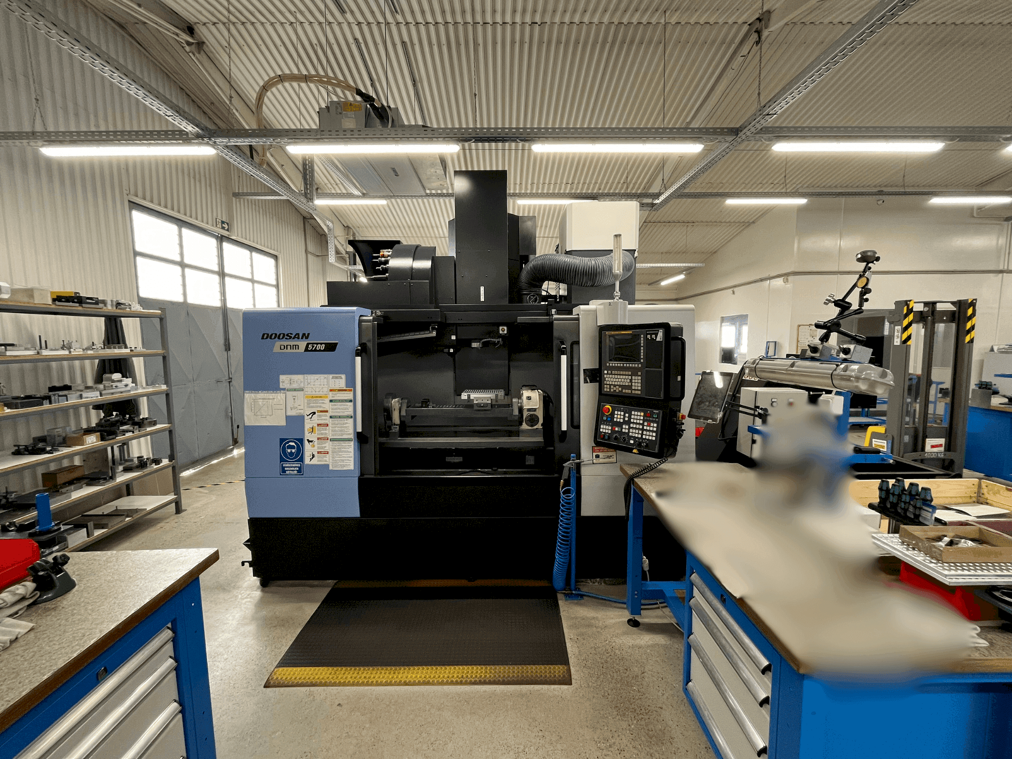 Vooraanzicht  van DOOSAN DNM 5700  machine