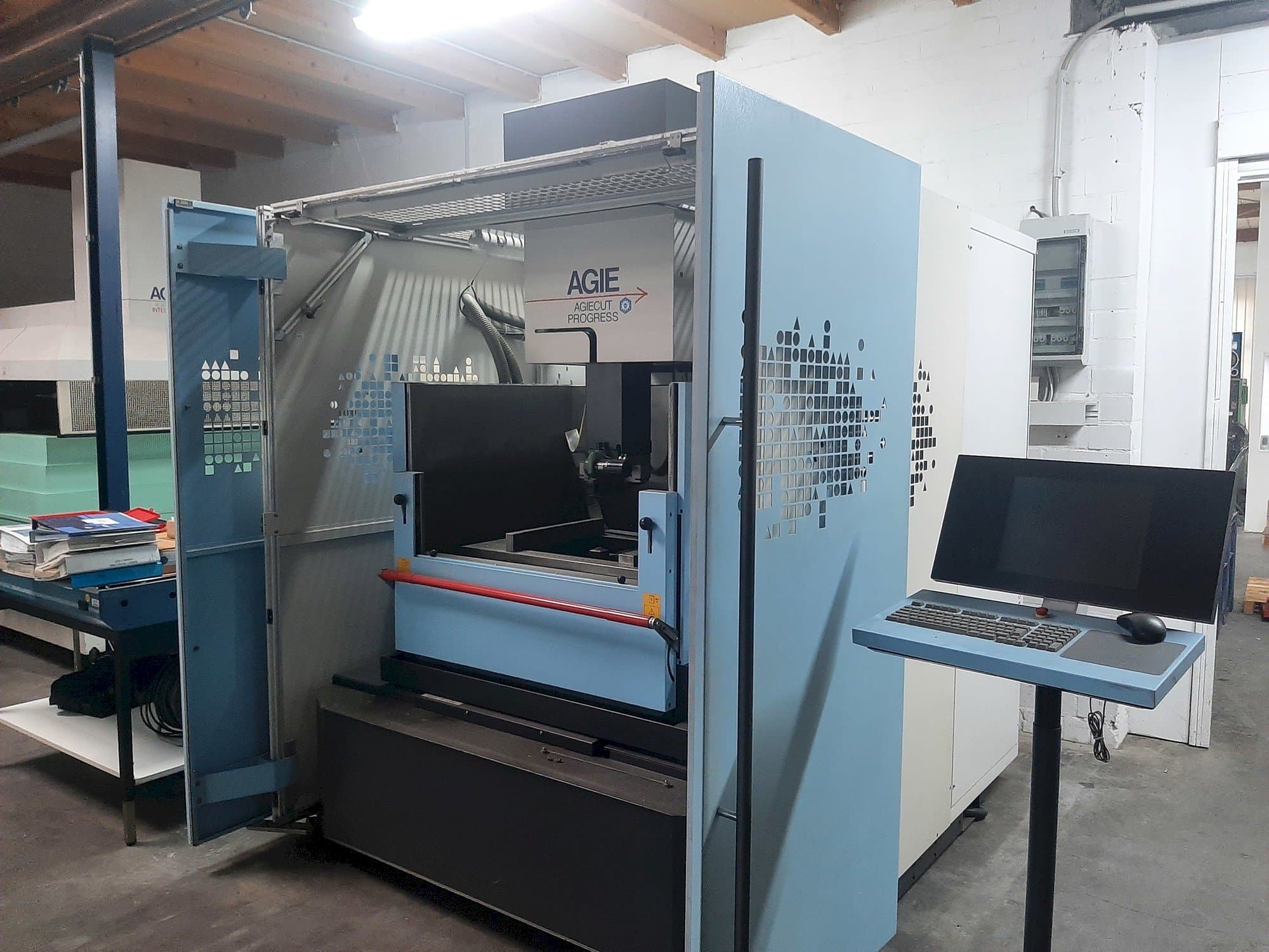 Vooraanzicht  van AGIE Agiecut Progress 3  machine