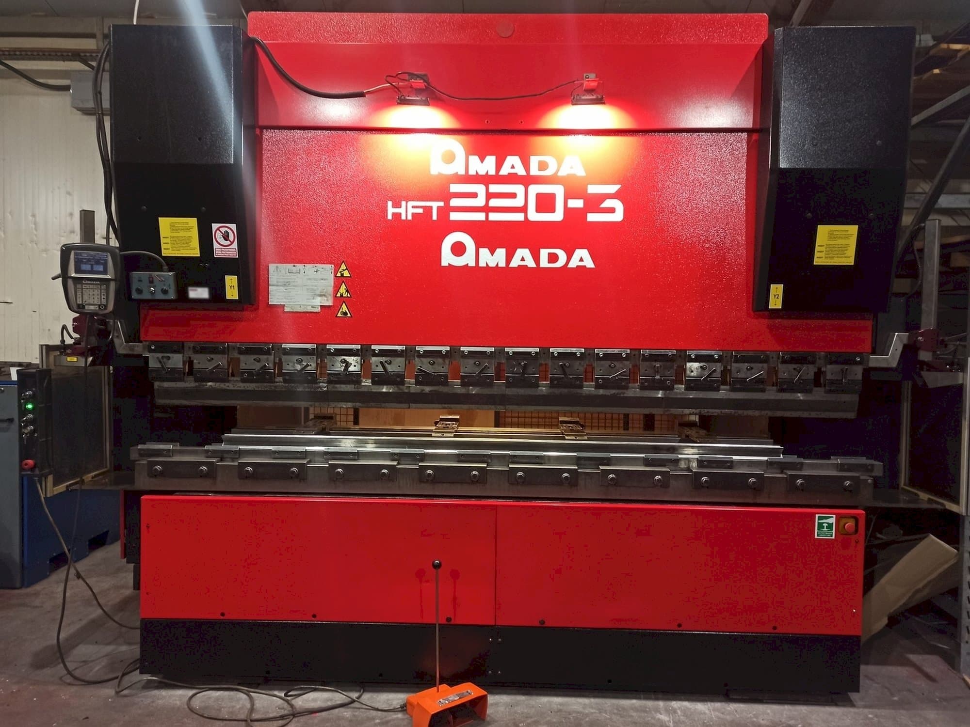 Vooraanzicht  van AMADA HFT 220-3  machine
