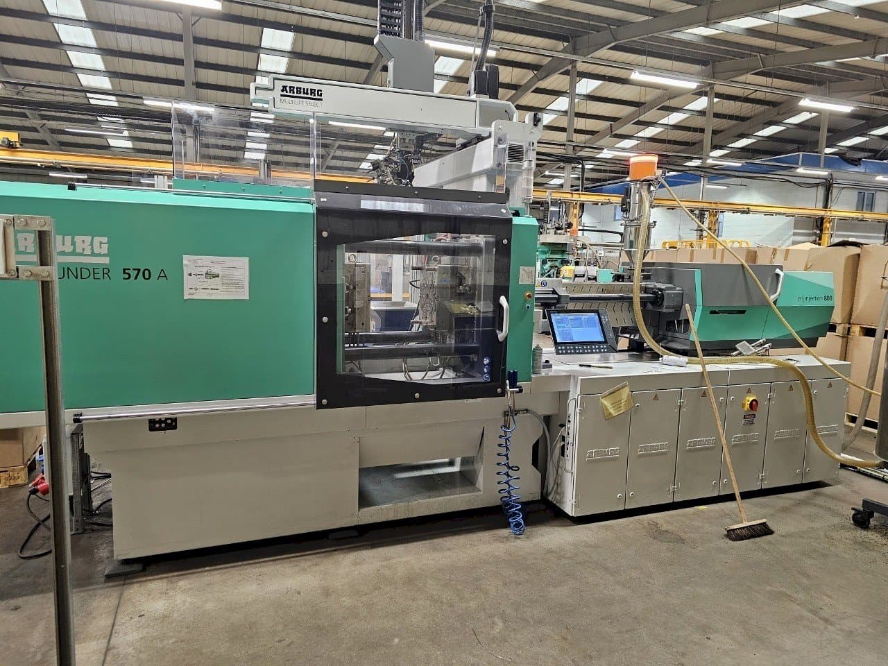 Vooraanzicht  van Arburg Allrounder 570 A 2000-800  machine