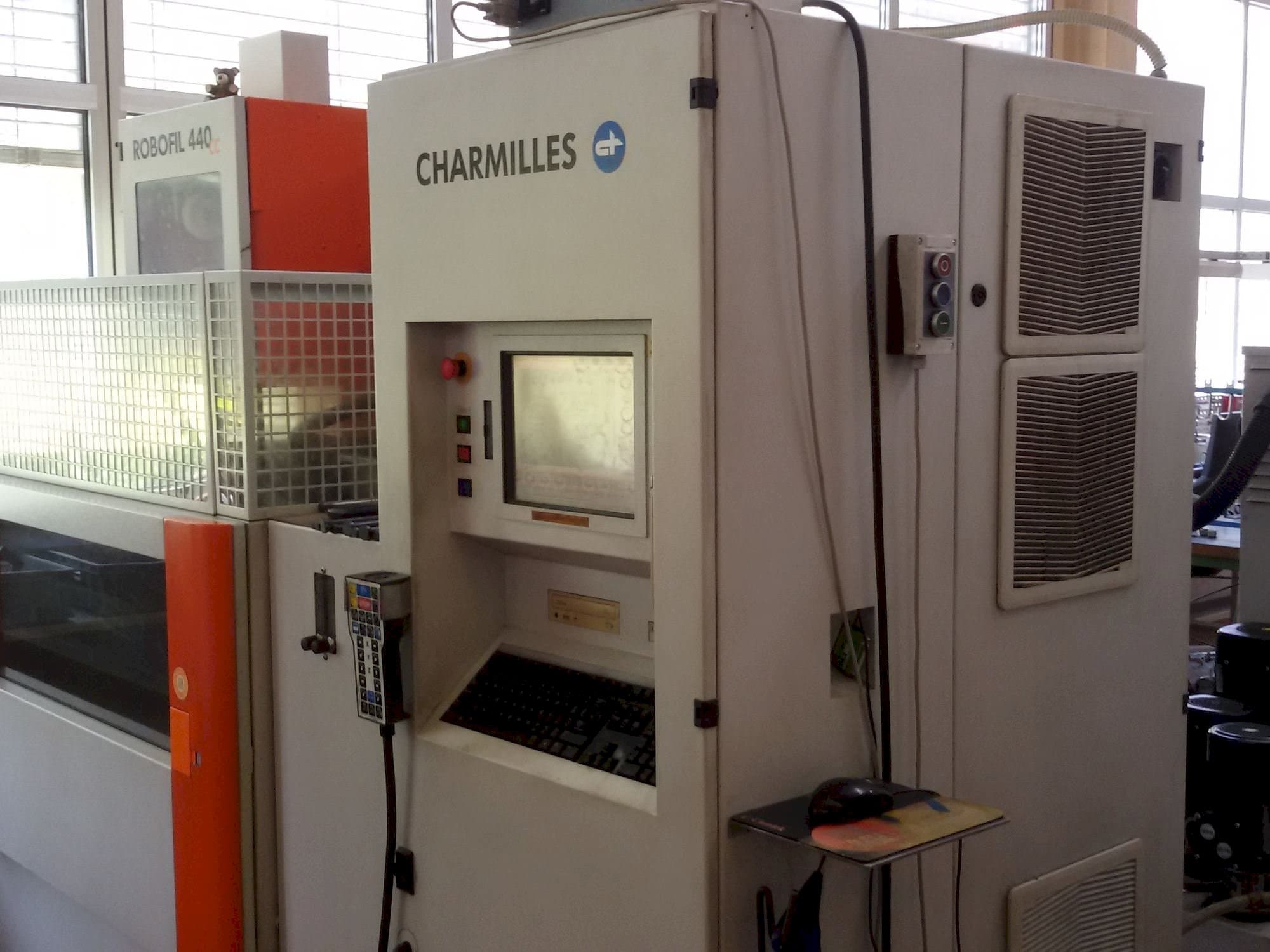 Vooraanzicht  van CHARMILLES Robofil 440CC  machine