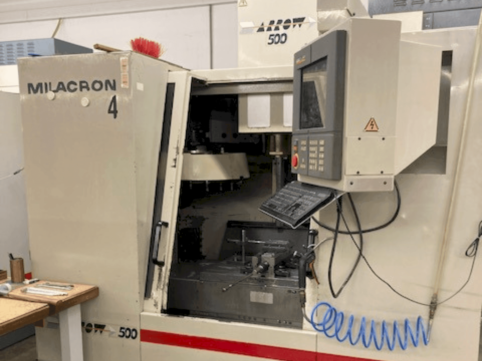Vooraanzicht  van Cincinnati Milacron Arrow 500  machine