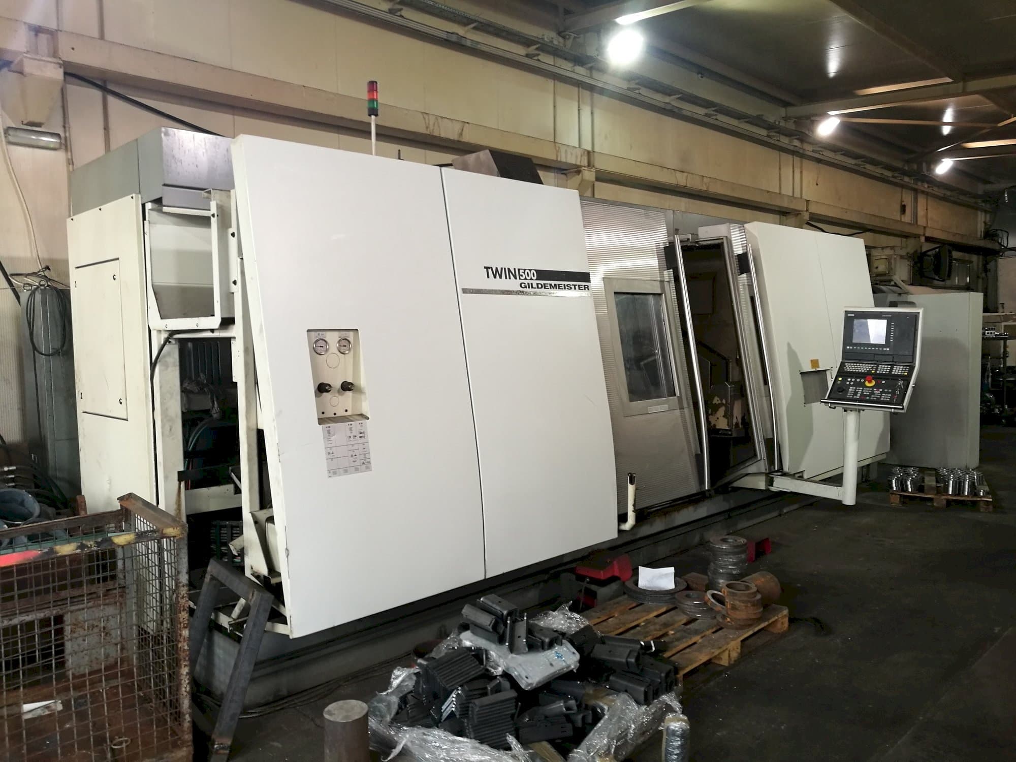 Vooraanzicht  van Gildemeister TWIN 500  machine