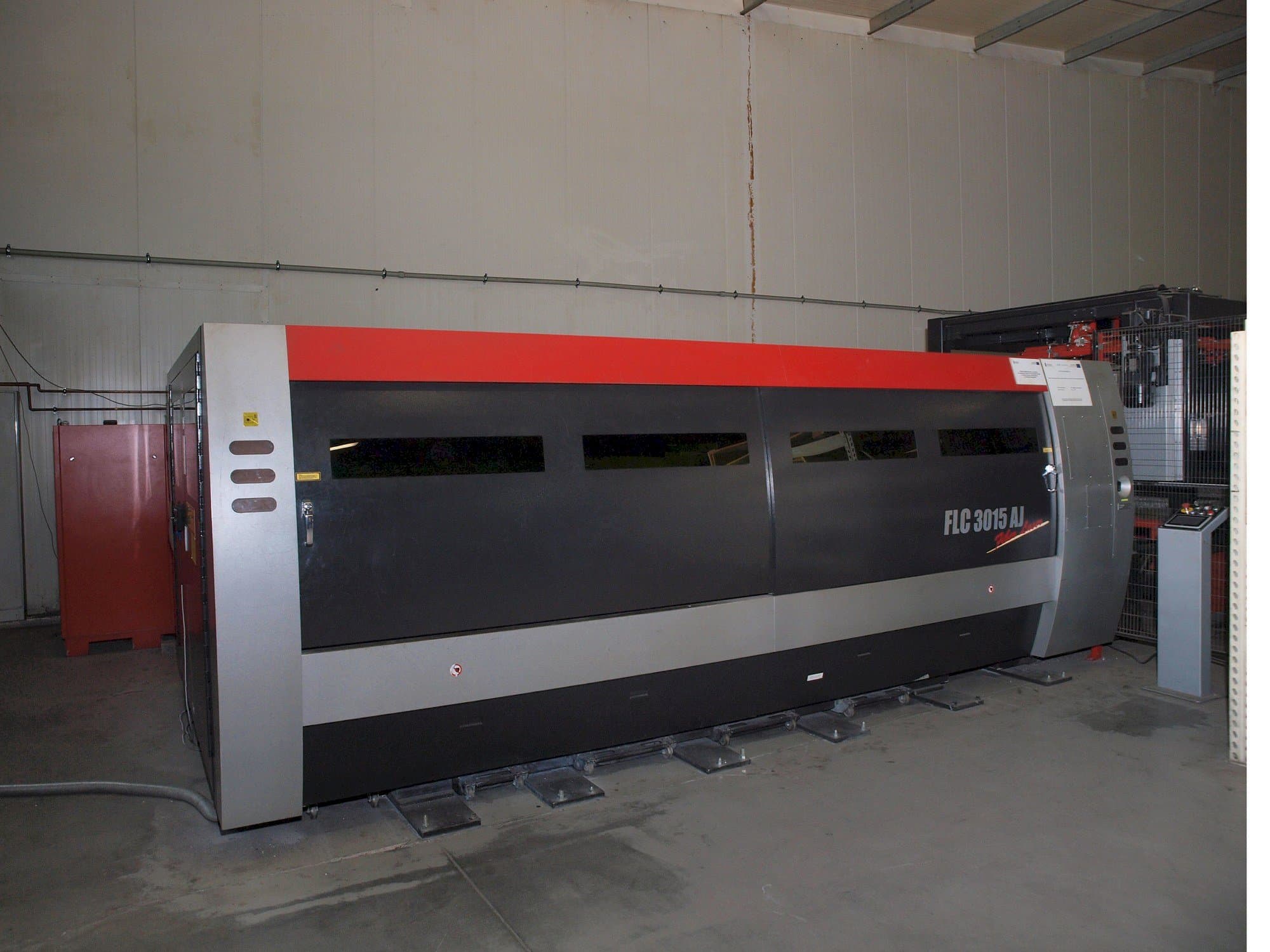 Vooraanzicht  van AMADA LC-3015 AJ 2kW Fiber laser  machine