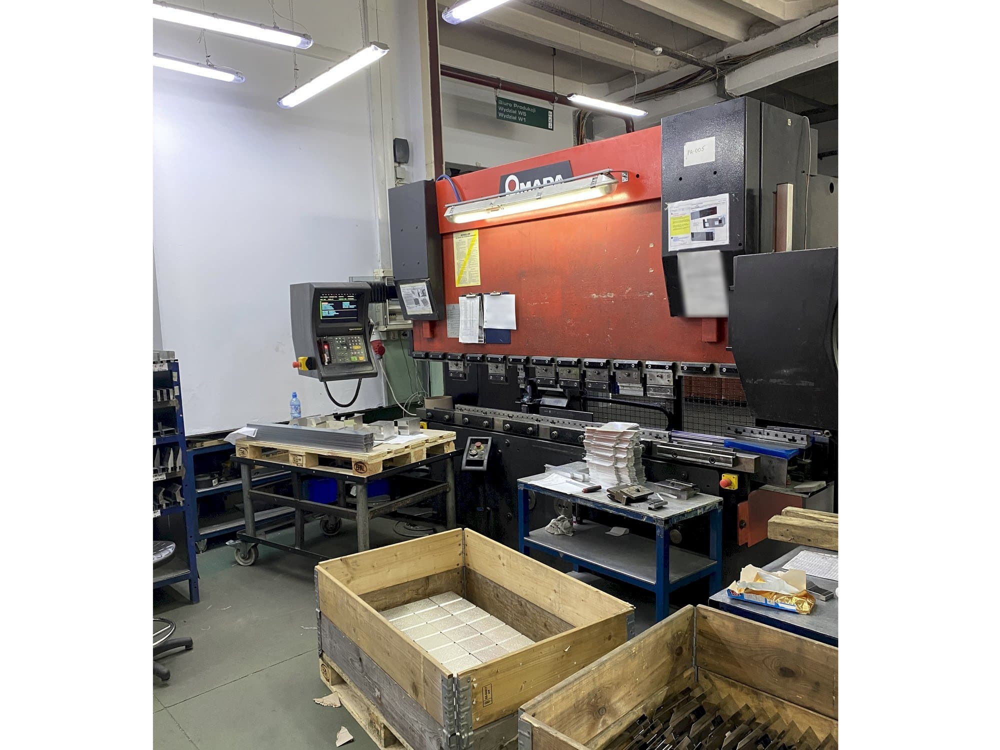 Vooraanzicht  van AMADA HFBO 8025  machine