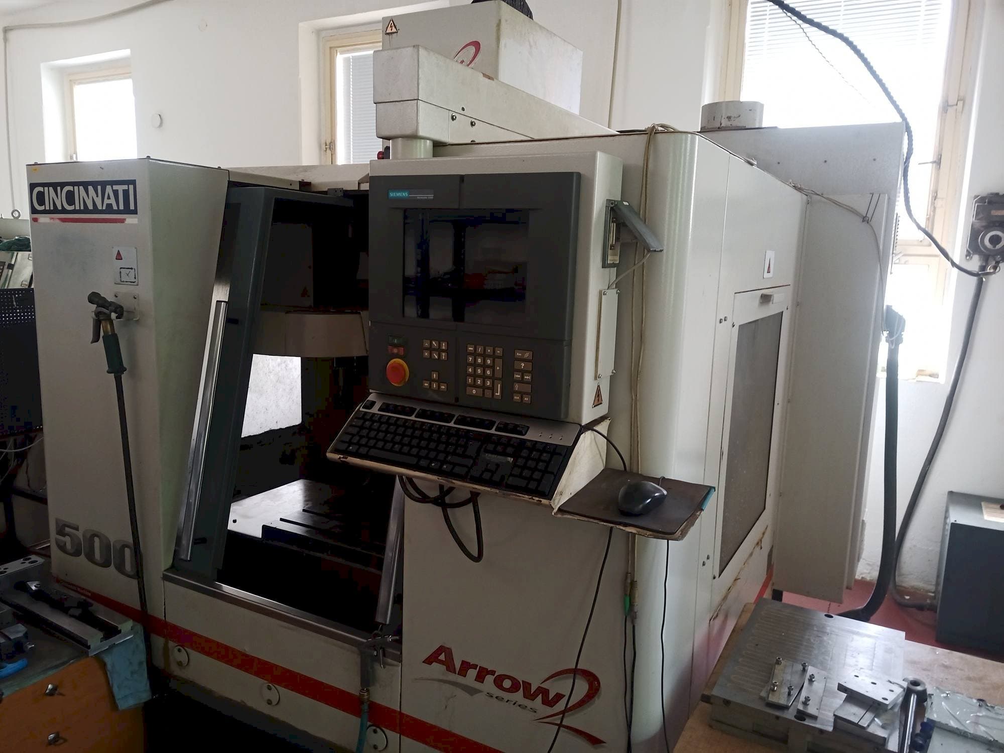 Vooraanzicht  van Cincinnati Arrow 2  machine