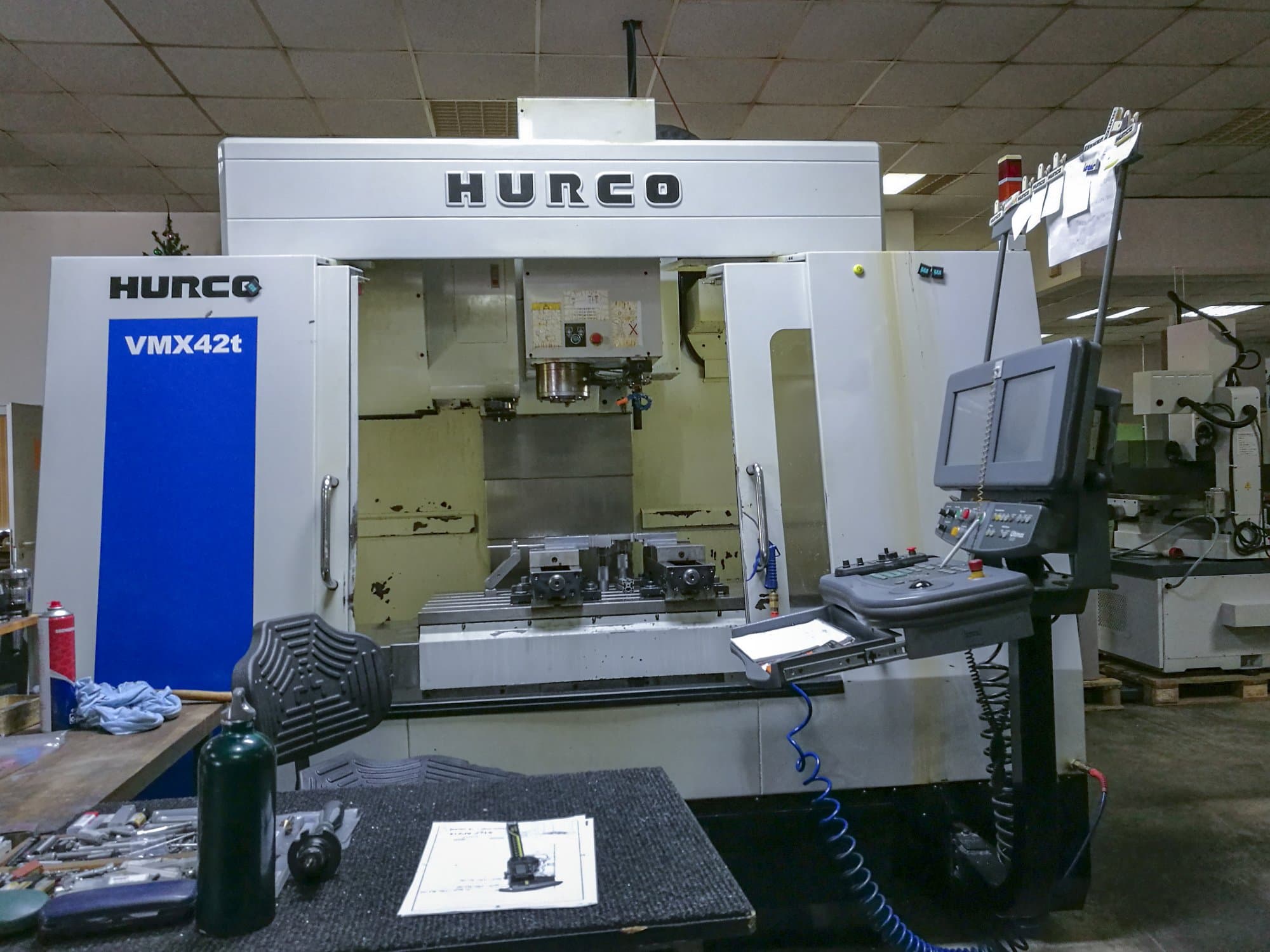 Vooraanzicht  van Hurco VMX42T machine