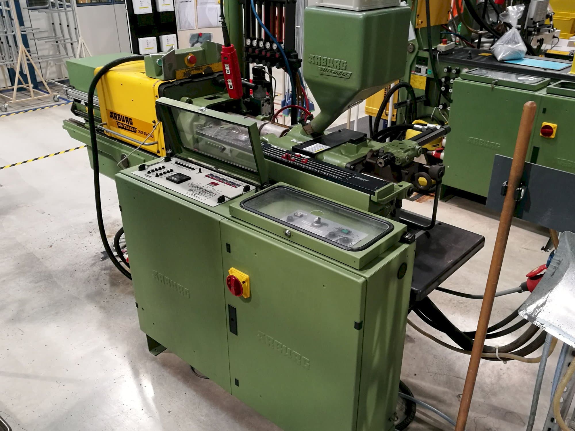 Recht aanzicht  van Arburg Allrounder 221-75-350 machine