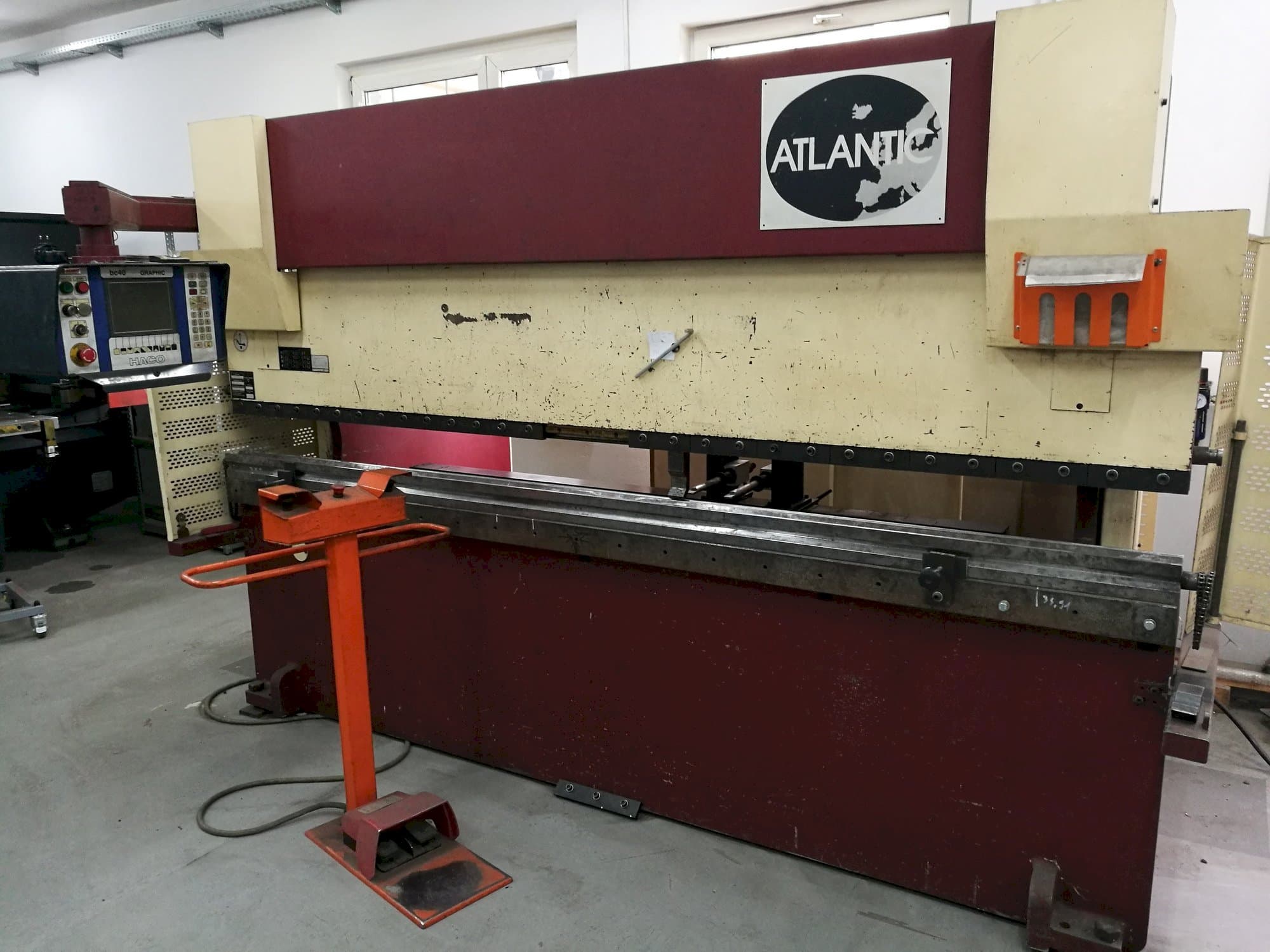 Vooraanzicht  van HACO ATLANTIC HPE 30100  machine
