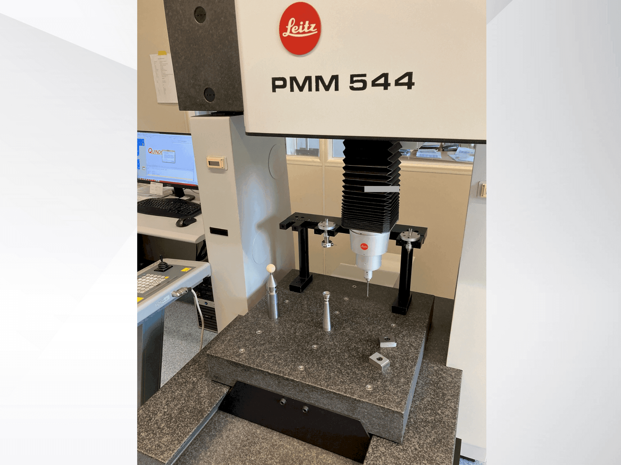 Vooraanzicht van LEITZ PMM 544 machine