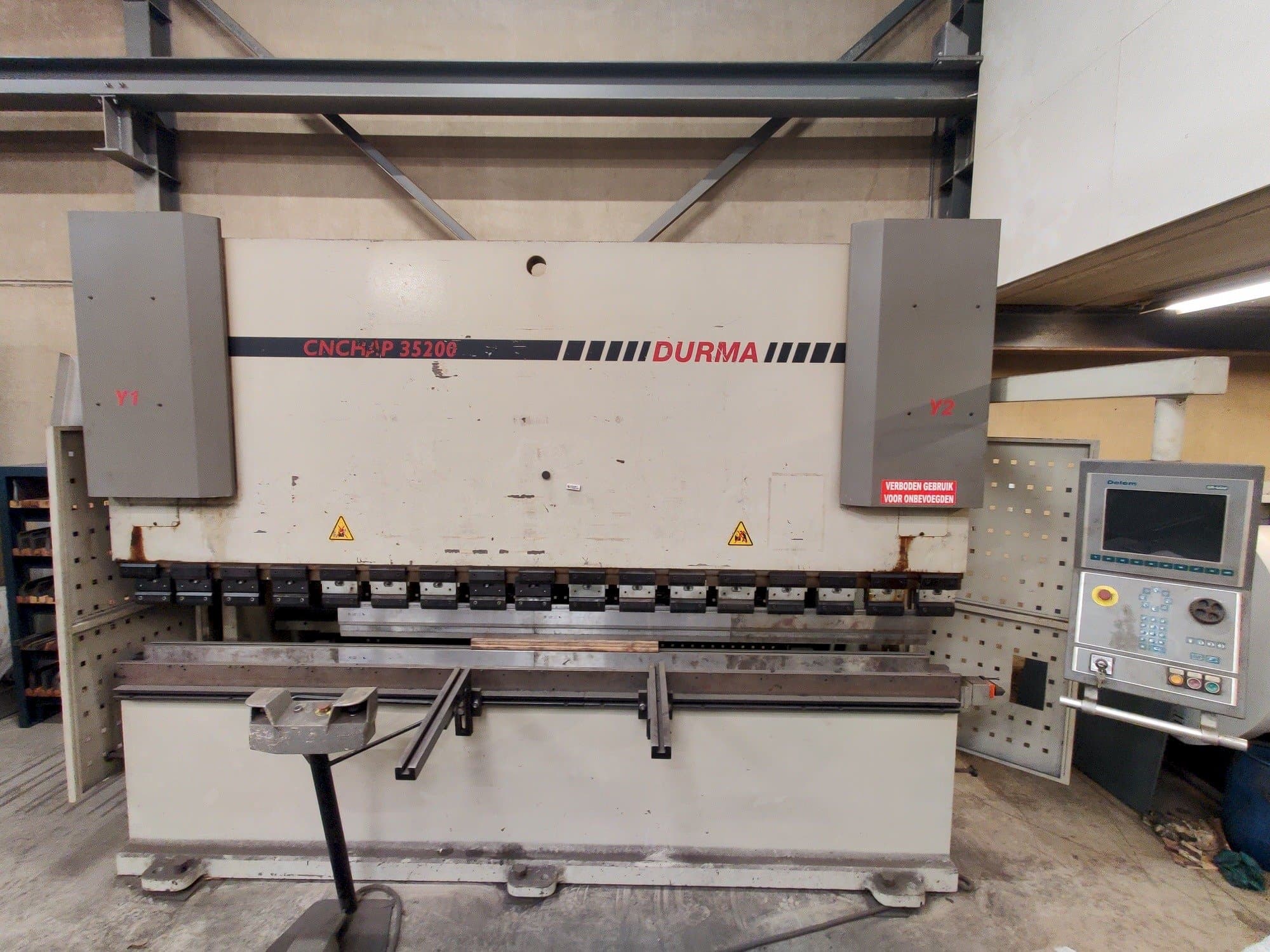Vooraanzicht  van Durma CNC HAP 35200  machine