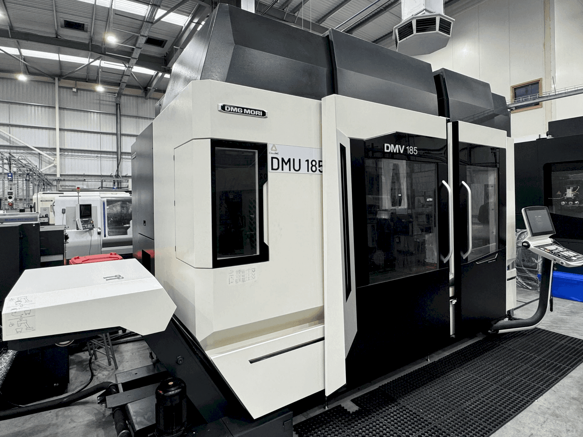 Vooraanzicht  van DMG MORI DMV 185  machine