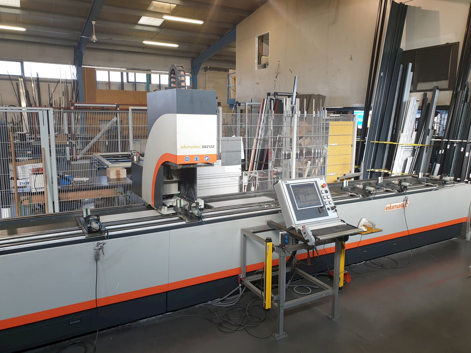 Links zicht  van elumatec SBZ 122/64 machine