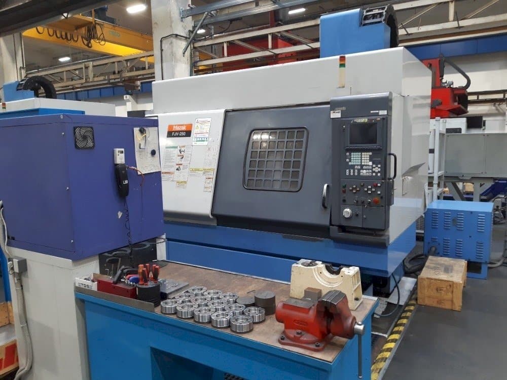 Vooraanzicht van Mazak FJV 250 machine