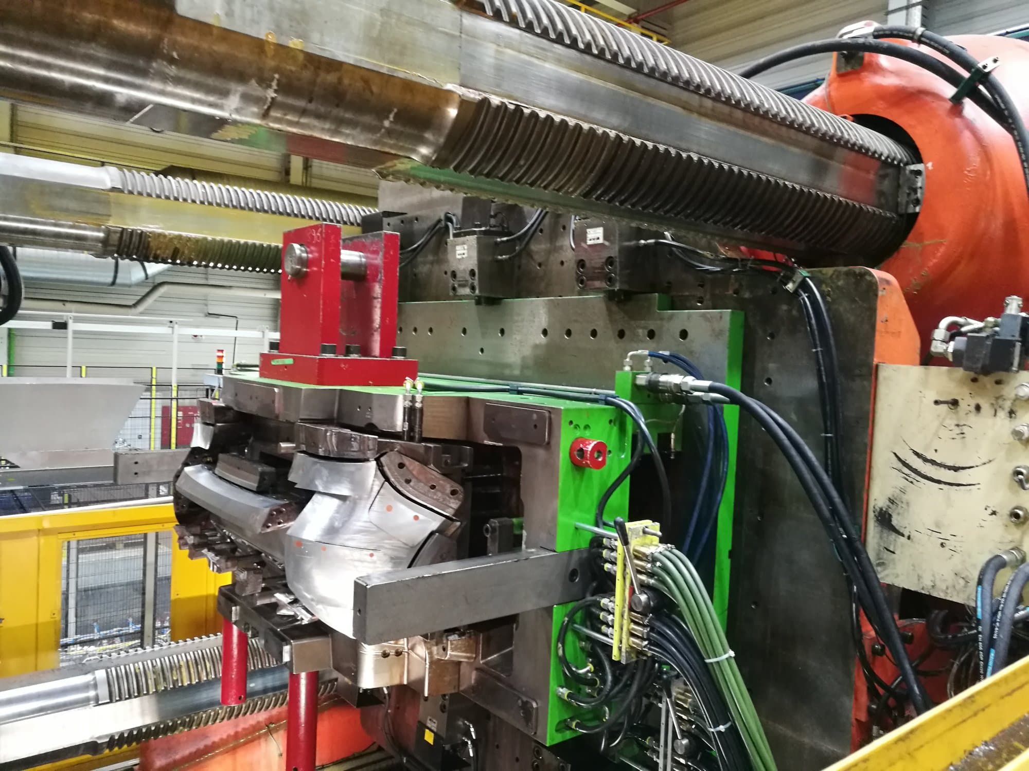 Links zicht  van Husky EL 4000 RS 170/145 machine