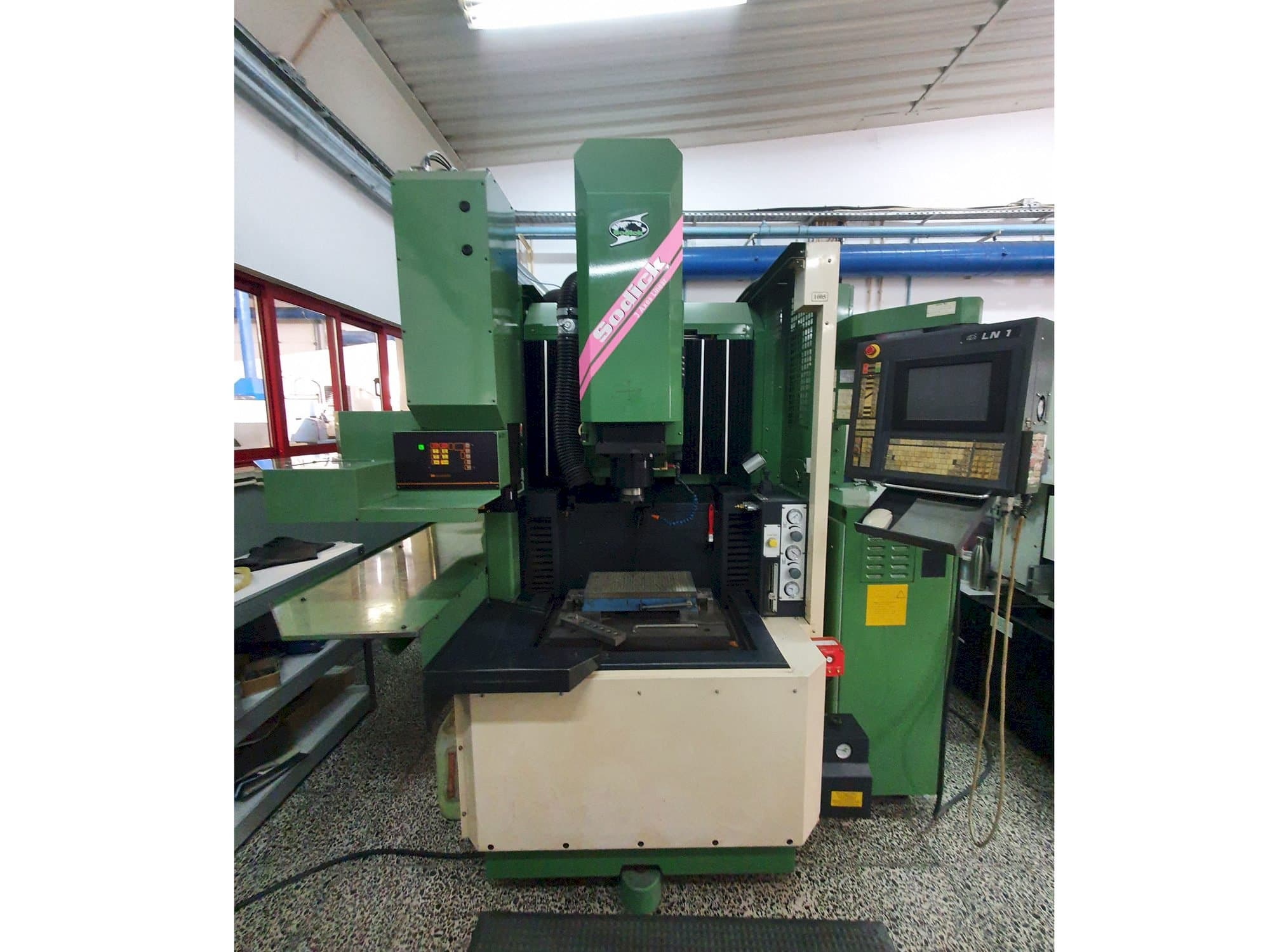 Vooraanzicht  van Sodick AQ35L  machine